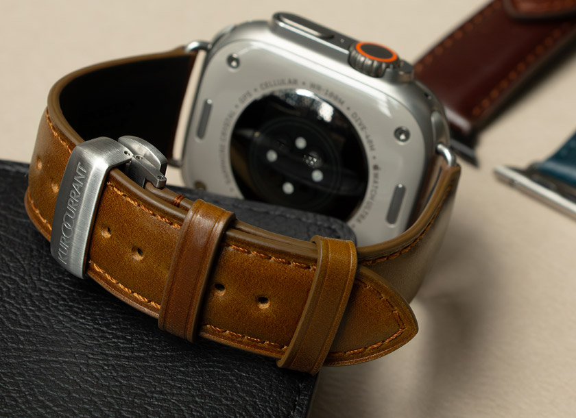 Apple Watchに装着したブラウンのコードバンバンドを近くから写した画像。透明感のある艶が見える。