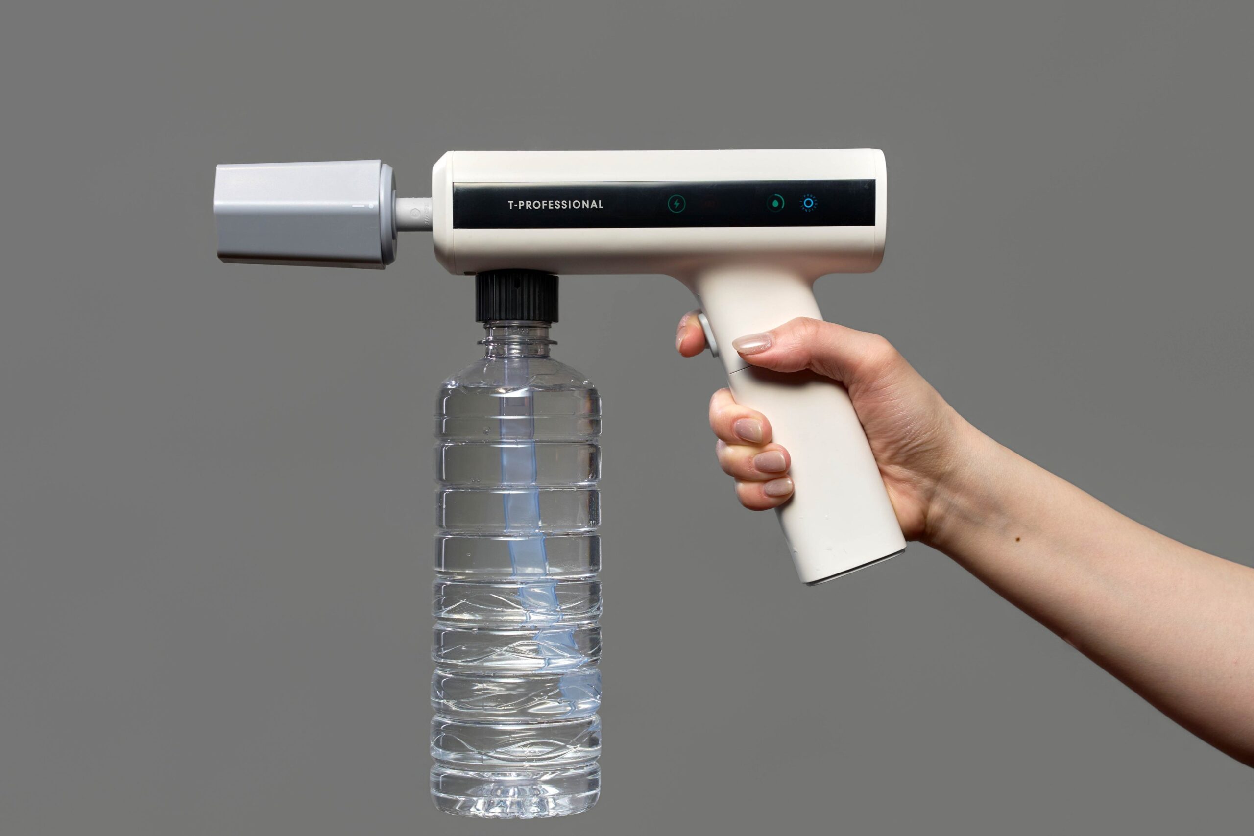 MIRABLE AQUABLAST MINI本体にペットボトルを取り付けた状態。水道につながなくても給水できる