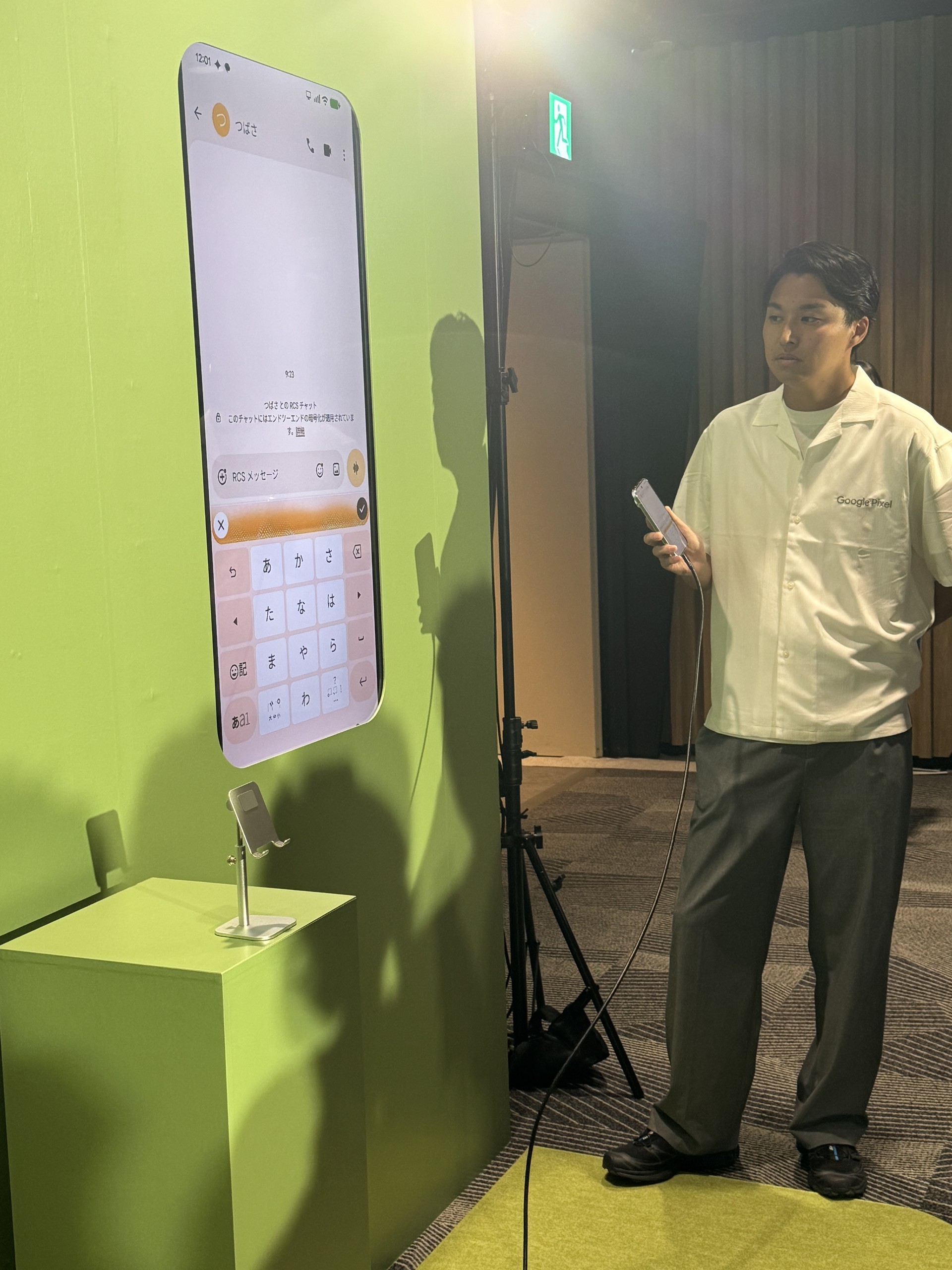 大型ディスプレイに Gboard の入力画面を映しながら AI 音声入力を実演する担当者