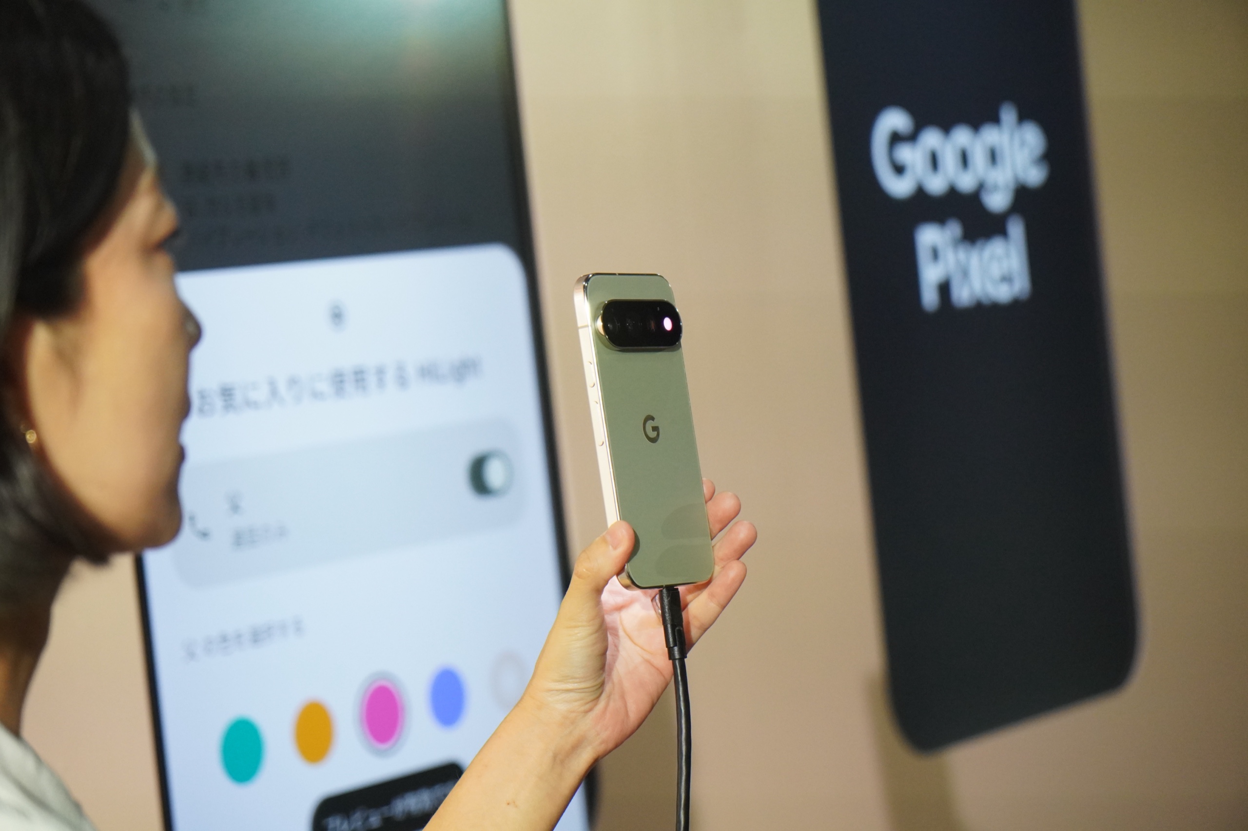担当者が Pixel 11 Pro を手に持ち、HiLight の点灯を実演している
