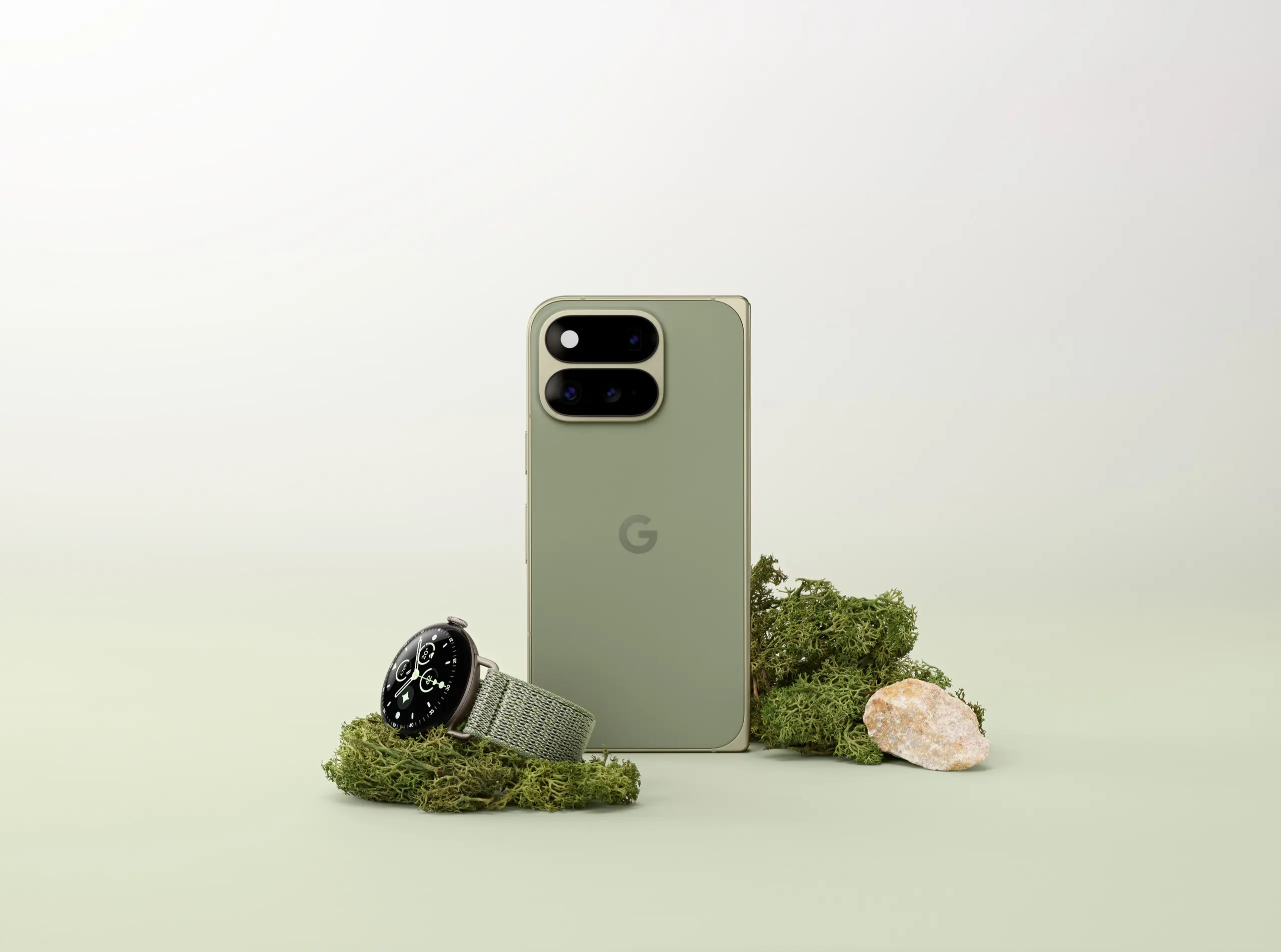 Olive カラーの Google Pixel 11 Pro Fold と Pixel Watch 5 を苔の上に並べた公式イメージ画像