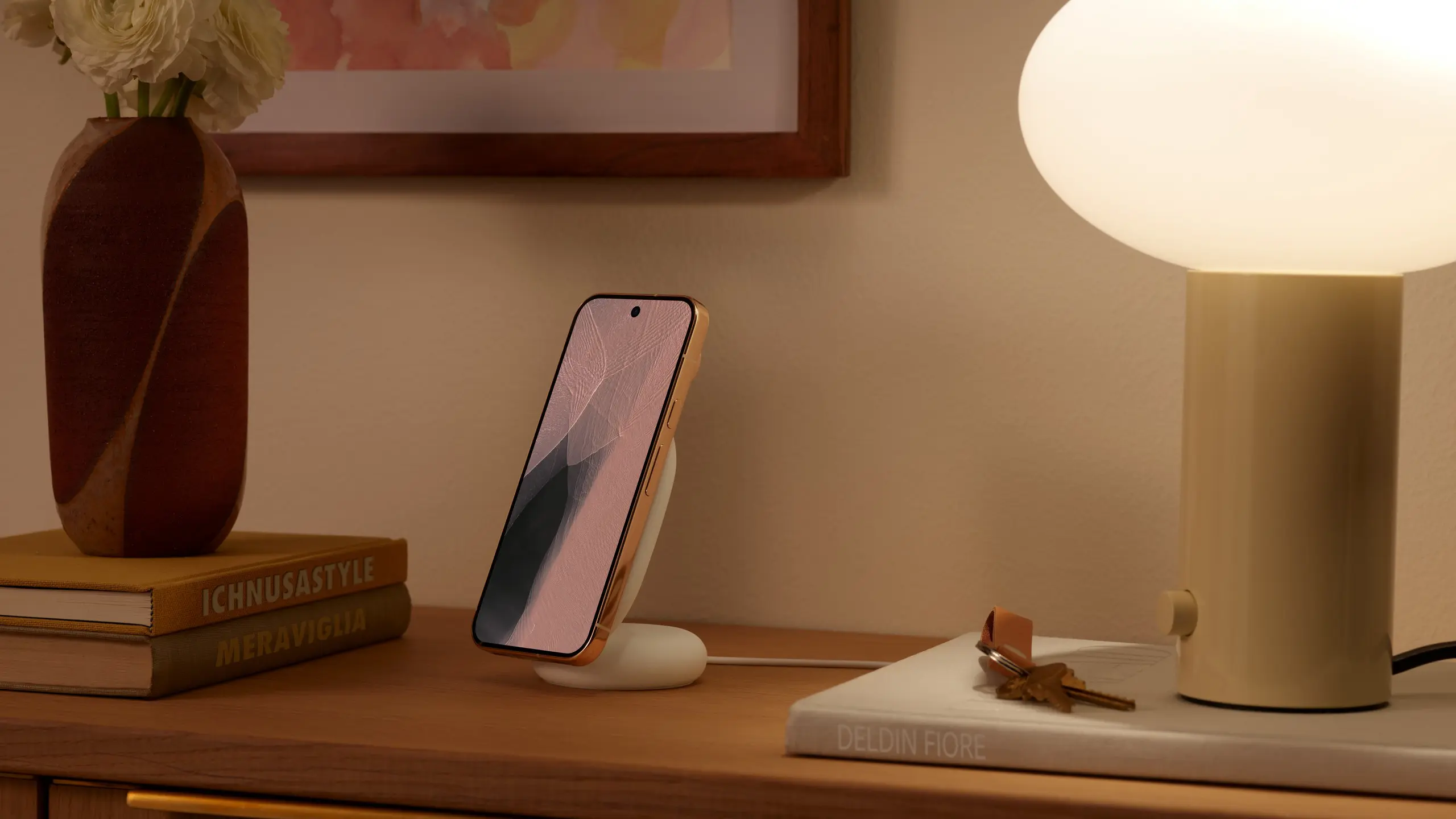 Google Pixelsnap の充電スタンドに立てかけた Google Pixel 11 Pro が部屋の棚に置かれている公式イメージ画像