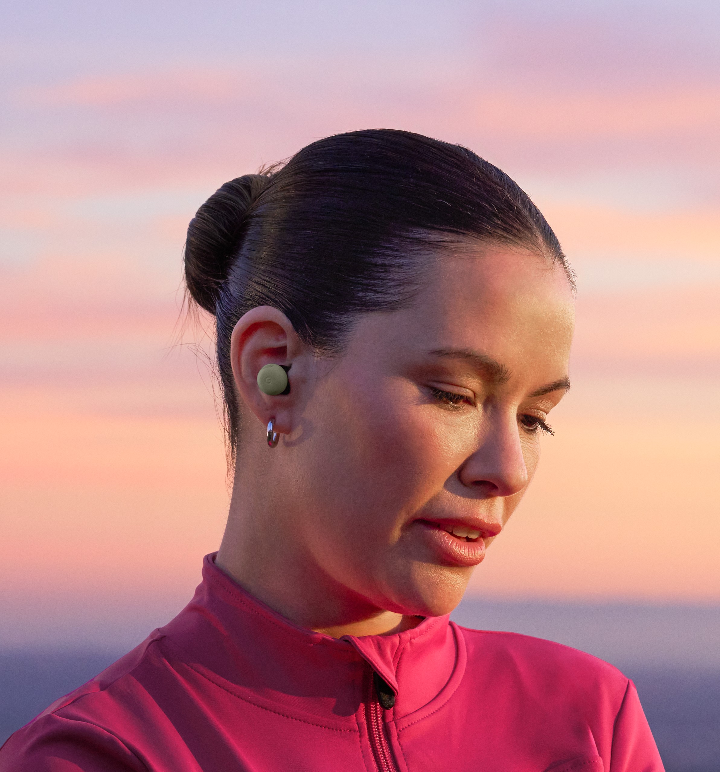 Google Pixel Buds Pro 2 の新色 Olive を写した公式製品画像