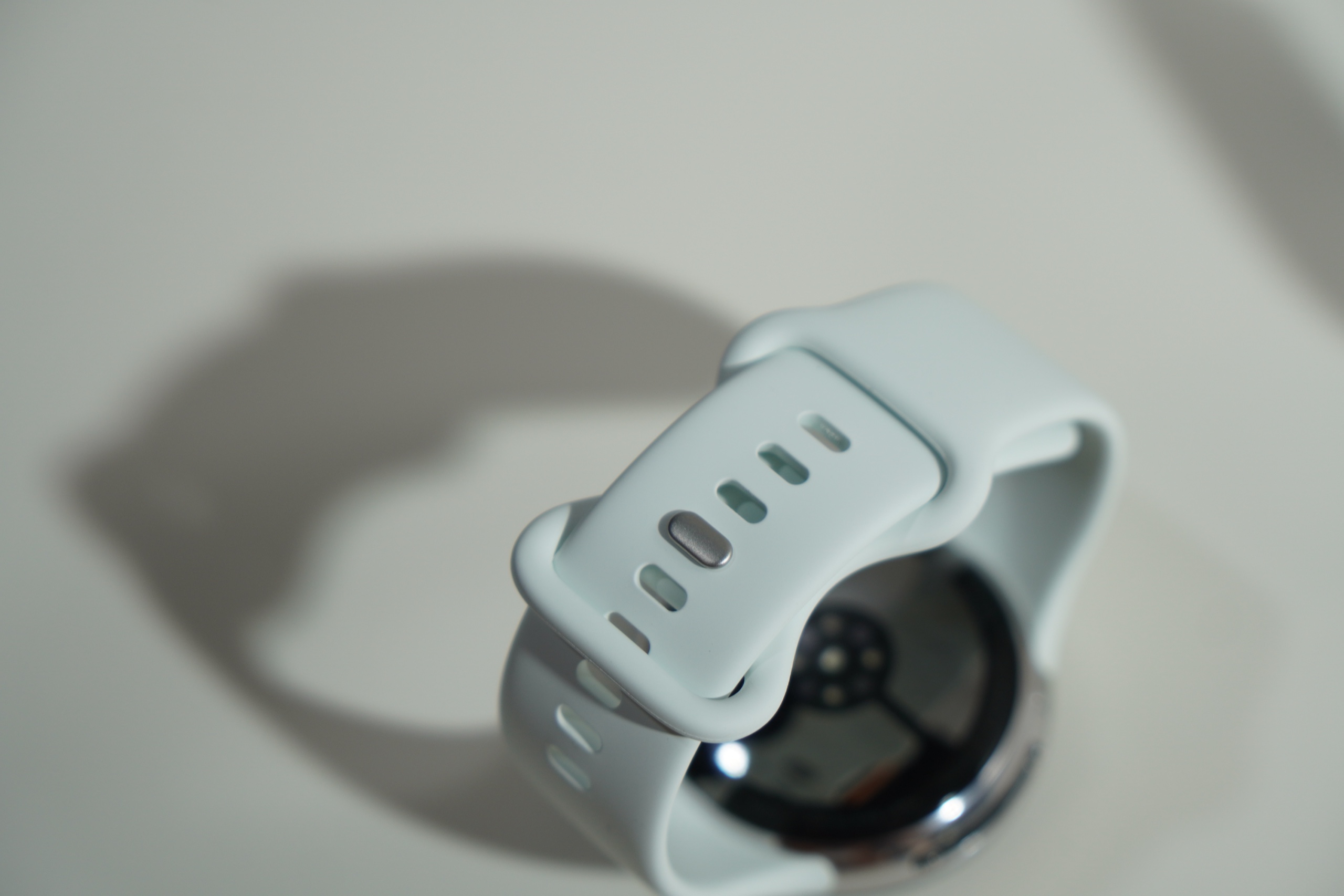 Pixel Watch 5 に付いた白いアクティブバンドの留め具部分