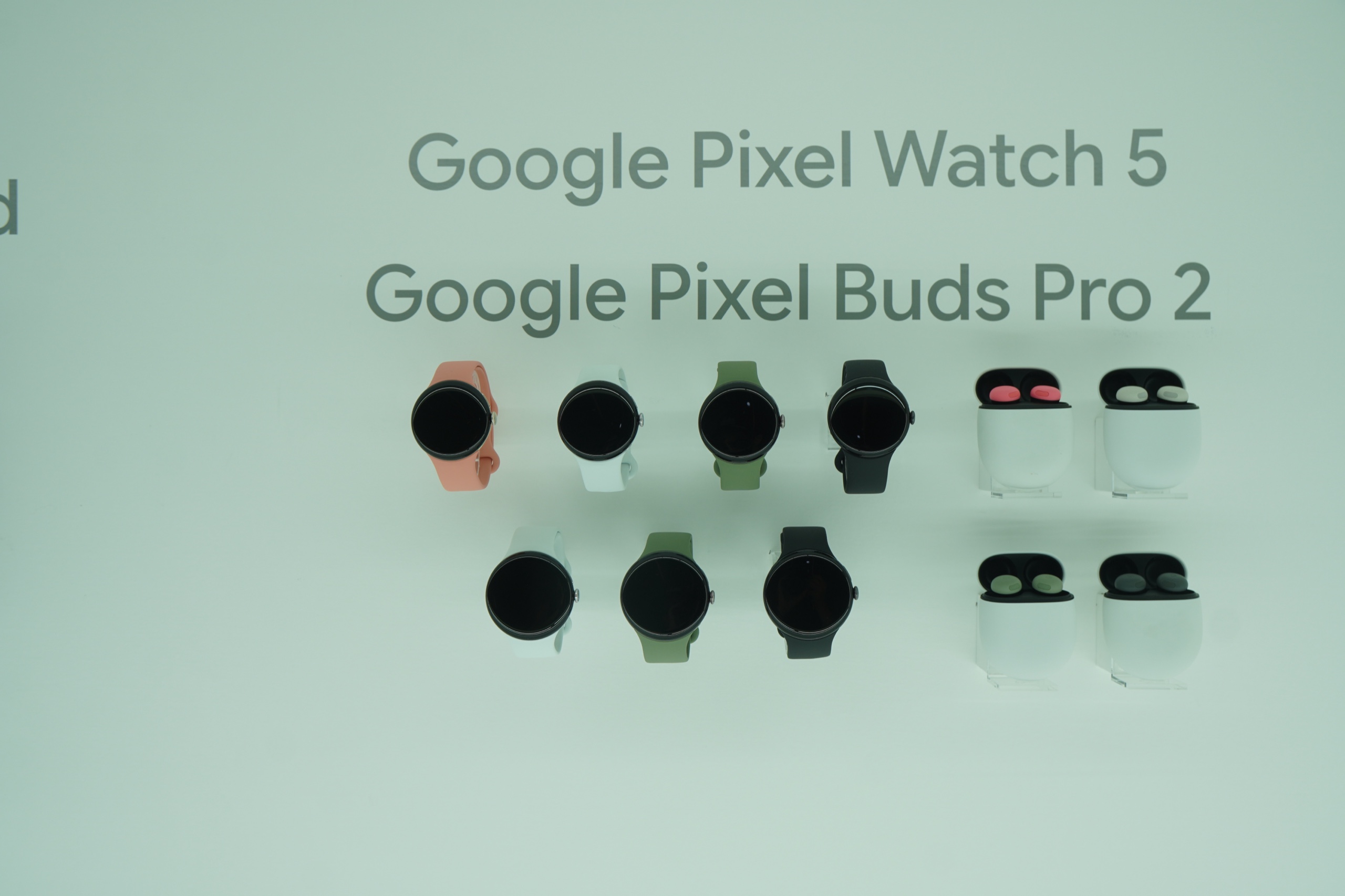 Google Pixel Watch 5 と Google Pixel Buds Pro 2 のパネルの下に、全カラーの実機が並んだ展示
