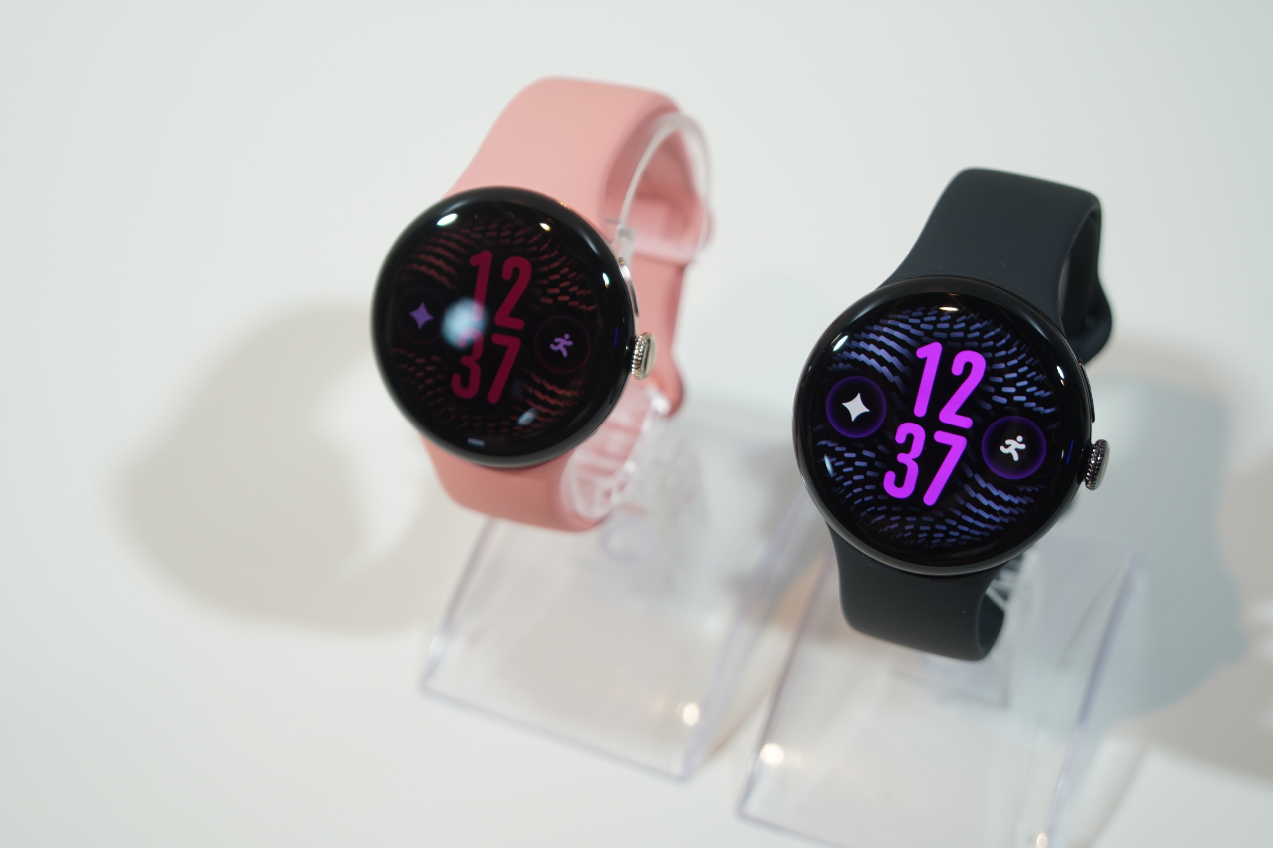 ピンク系のバンドと黒いバンドの Pixel Watch 5 が並べて置かれている