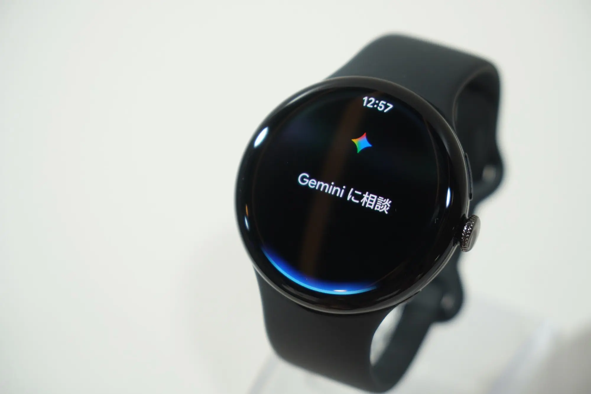 Pixel Watch 5 の黒い画面に「Gemini に相談」と表示されている
