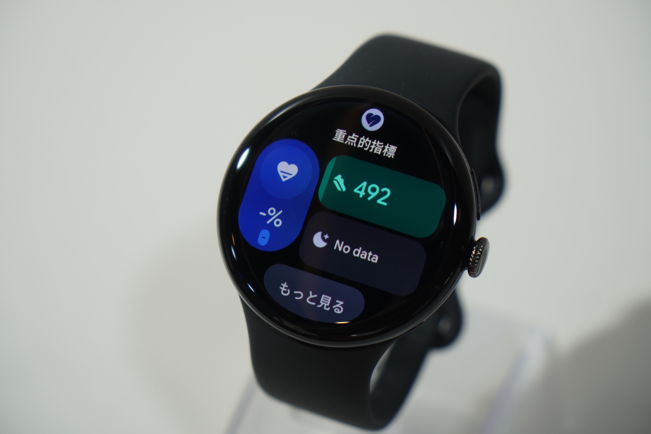 Pixel Watch 5 の画面に「重点的指標」として消費カロリーや睡眠のカードが並んでいる