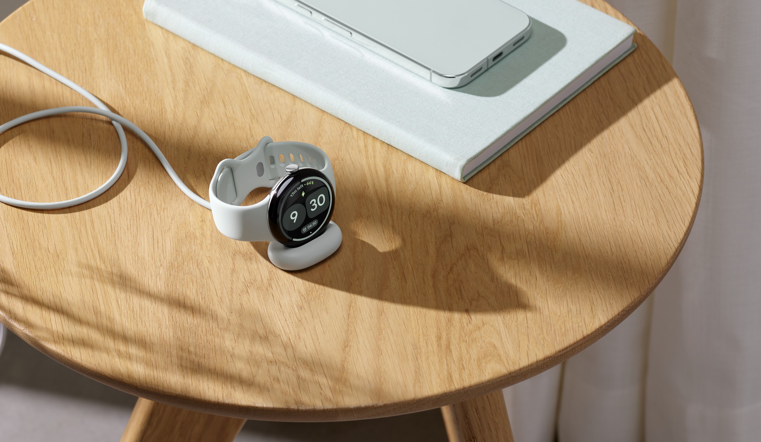 急速充電ホルダーに載せた Google Pixel Watch 5 の公式イメージ画像
