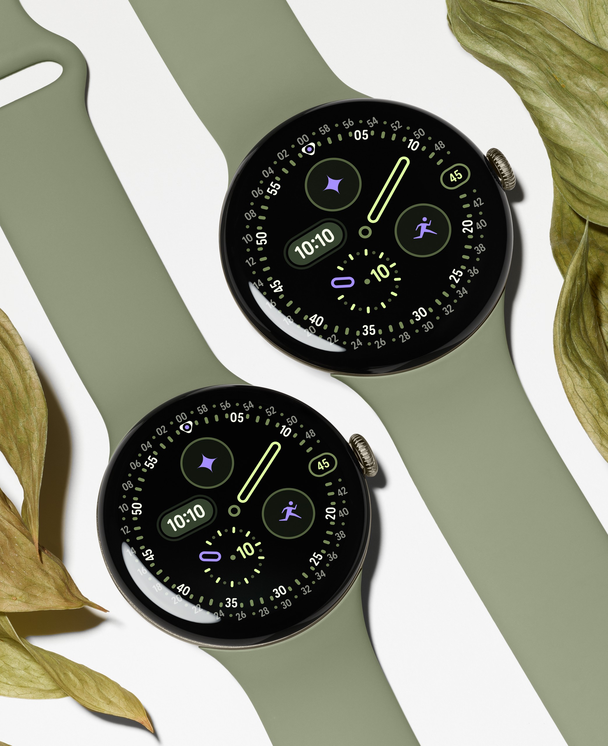 Google Pixel Watch 5 を2台並べた公式イメージ画像。オリーブのバンドとダイヤル面が見えている