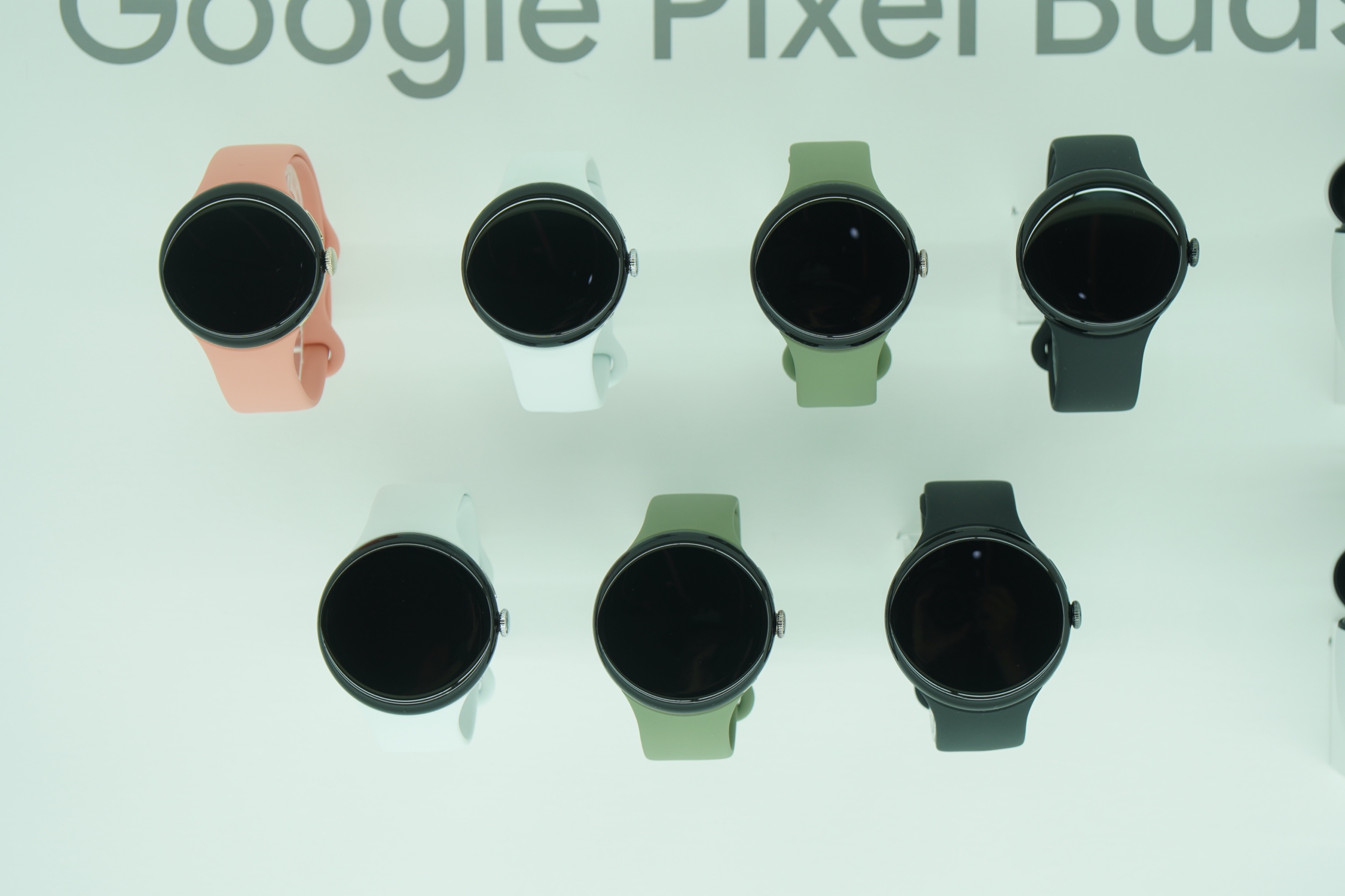 Pixel Watch 5 がコーラル、白、緑、黒のバンド違いで横一列に並んだ展示
