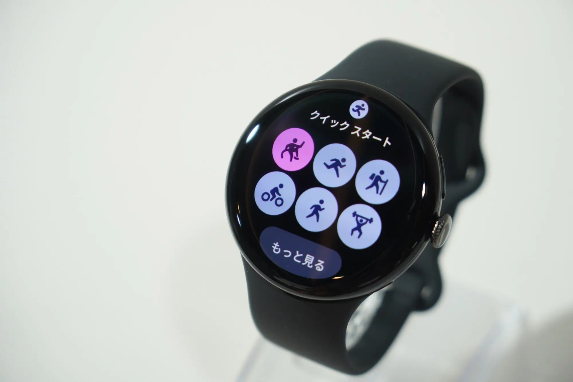 Pixel Watch 5 の画面にランニングや水泳などのワークアウトが円形アイコンで並んだクイックスタート画面