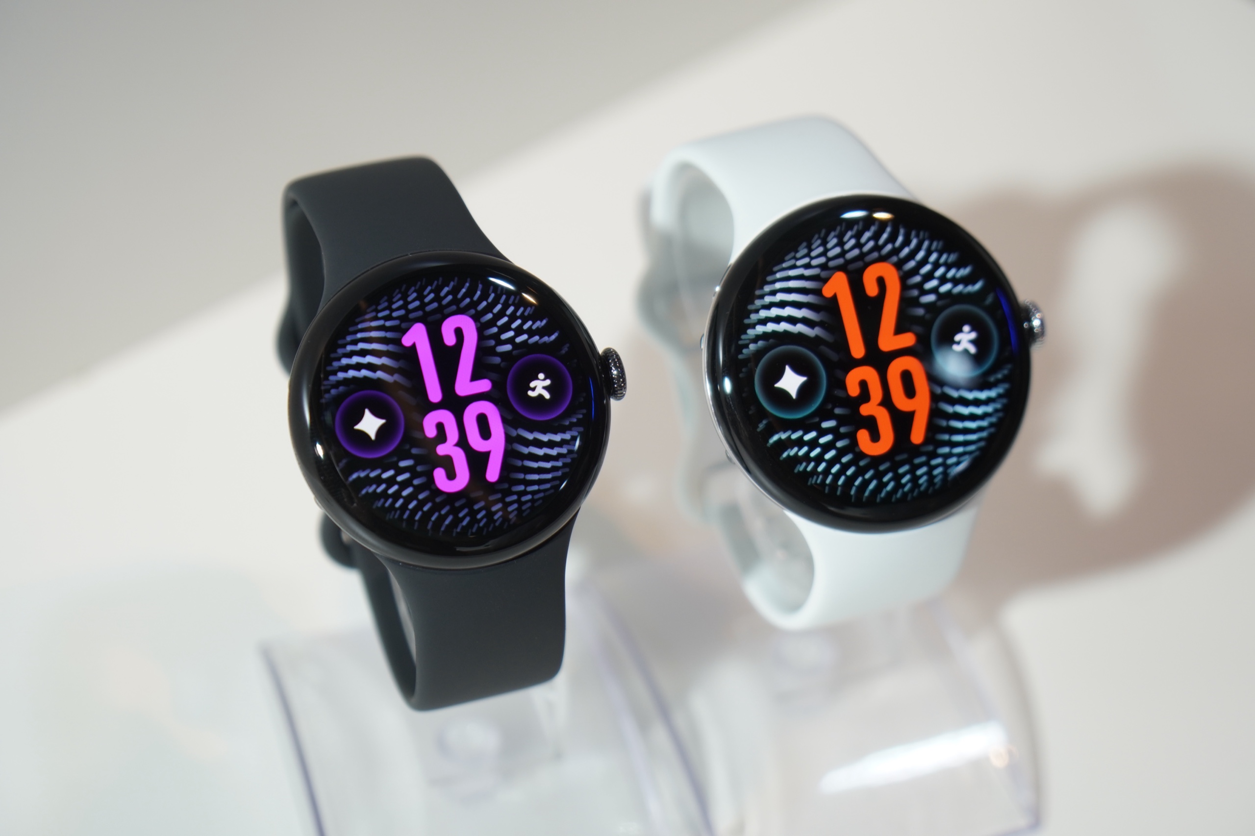コーラルや白、緑、黒のバンドを付けた Pixel Watch 5 が上下2段に並んでいる