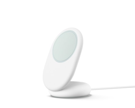 Google Pixelsnap の充電器にスマートフォンを立てかけた状態の公式製品画像