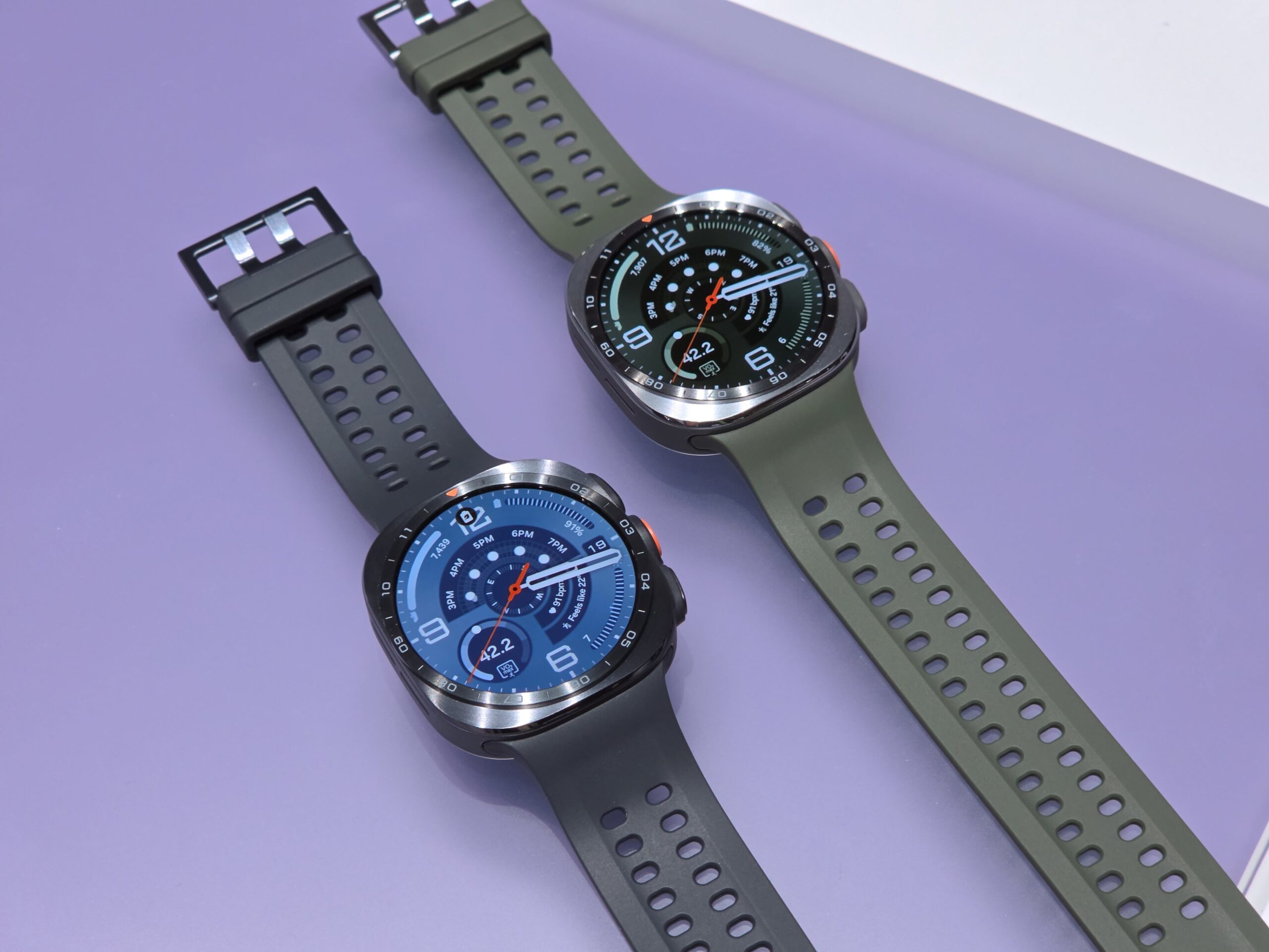 Samsung Galaxy Watch Ultra2のチタニウムグレーとチタニウムシルバーを並べた製品写真。47mmの1サイズ展開