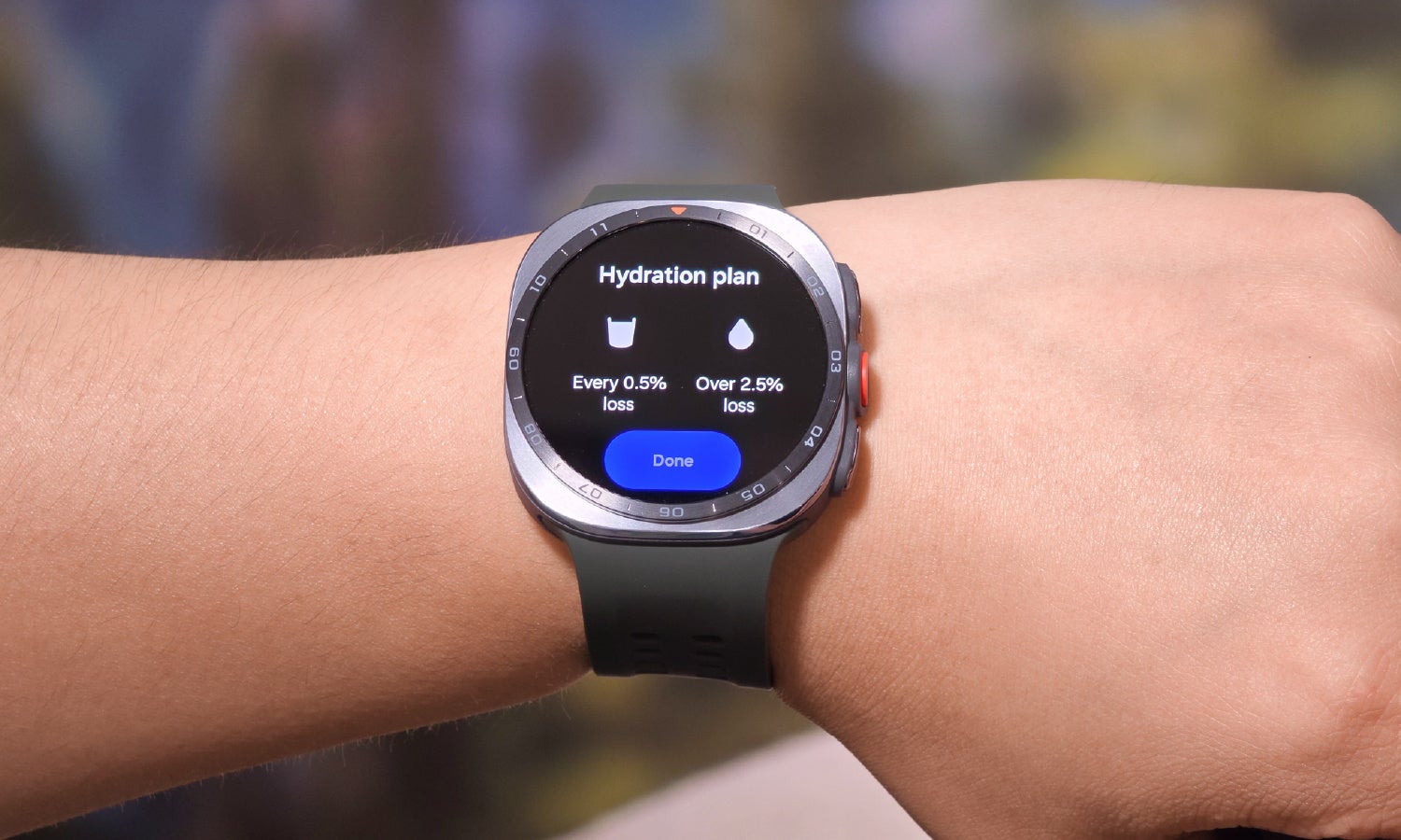 手首に装着したSamsung Galaxy Watch Ultra2の画面に水分補給プランの設定が表示されている様子