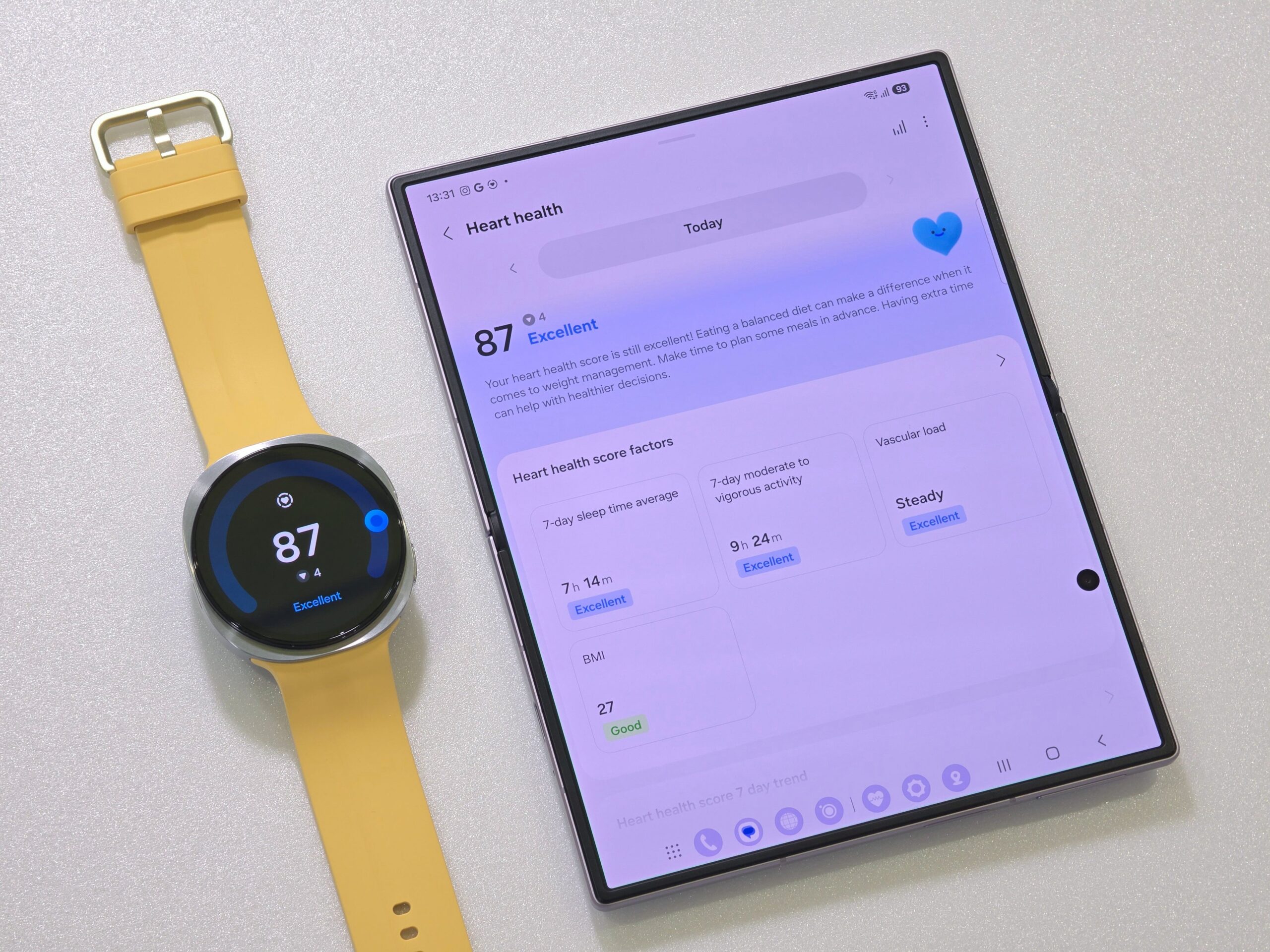 Samsung Galaxy Watch9 の画面に心臓の健康スコア87が表示され、隣のスマートフォンに詳細が並んでいる
