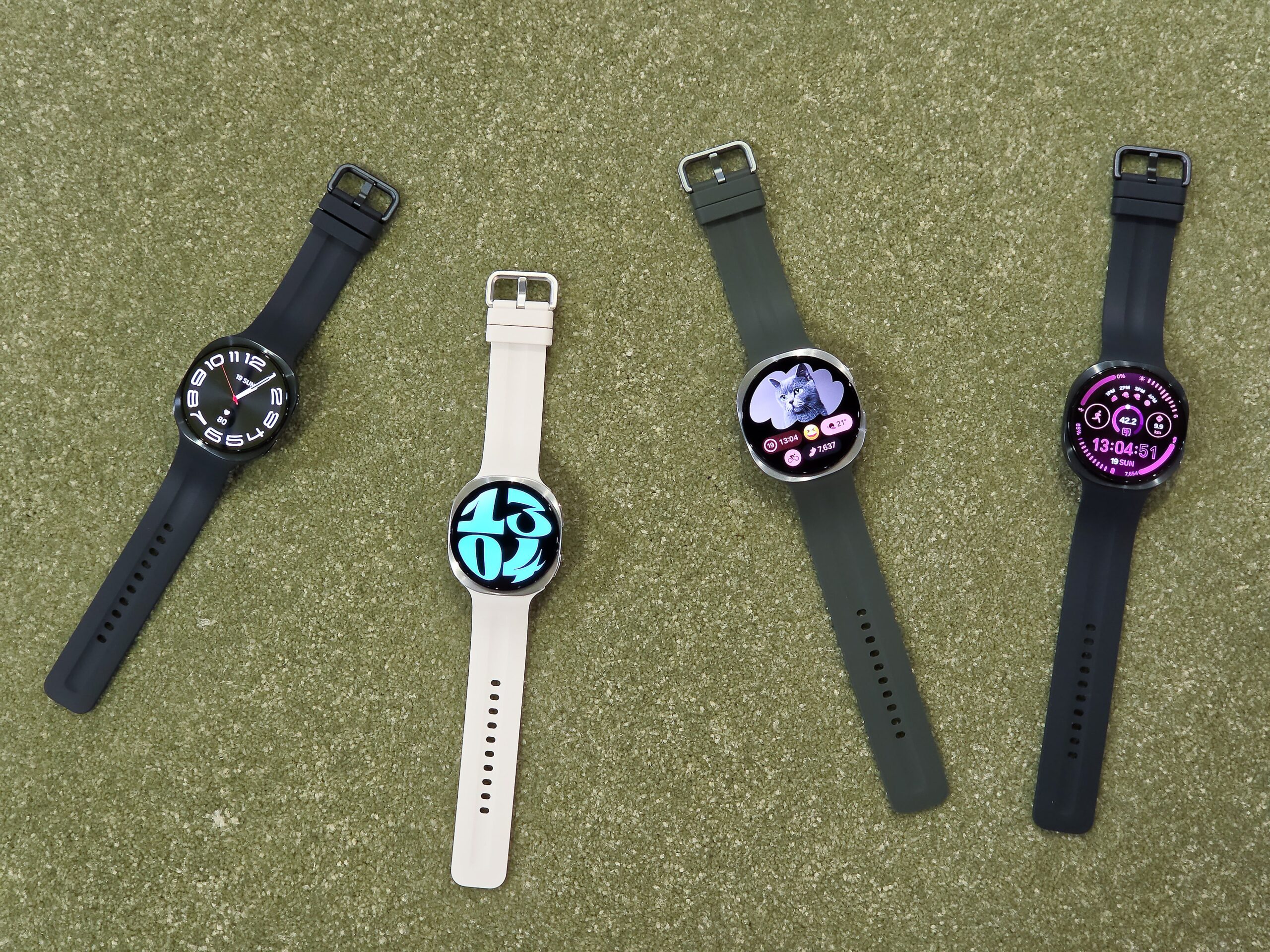 芝生の上に並べた Samsung Galaxy Watch9 の4本。40mm と 44mm のサイズ違いとカラー違いが並んでいる