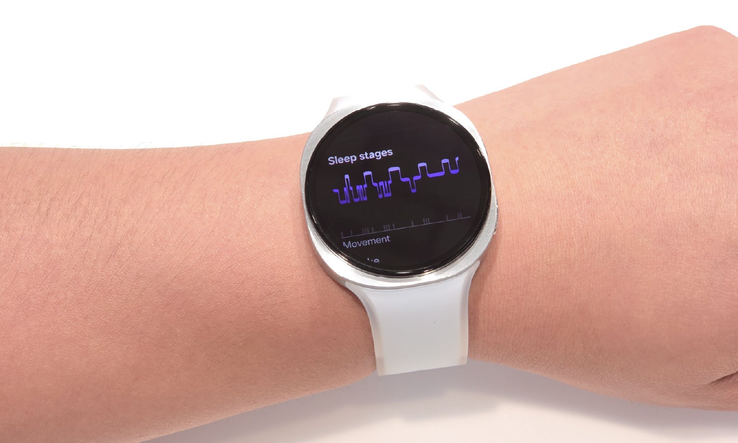 手首に装着したSamsung Galaxy Watch9の画面に睡眠ステージのグラフが表示されている様子