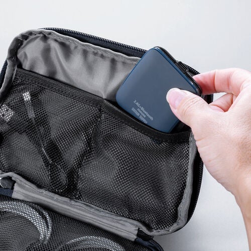 バッグのポケットにも収まる超薄型フォルムの 400-MAWB236