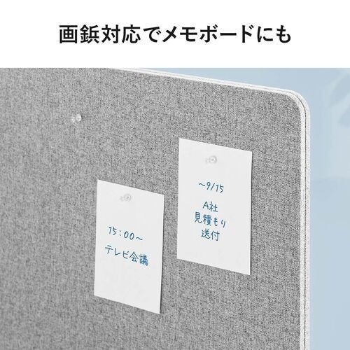 デスクトップパネルのフェルト面に画鋲でメモや予定表を掲示し、情報整理スペースとして活用しているイメージ
