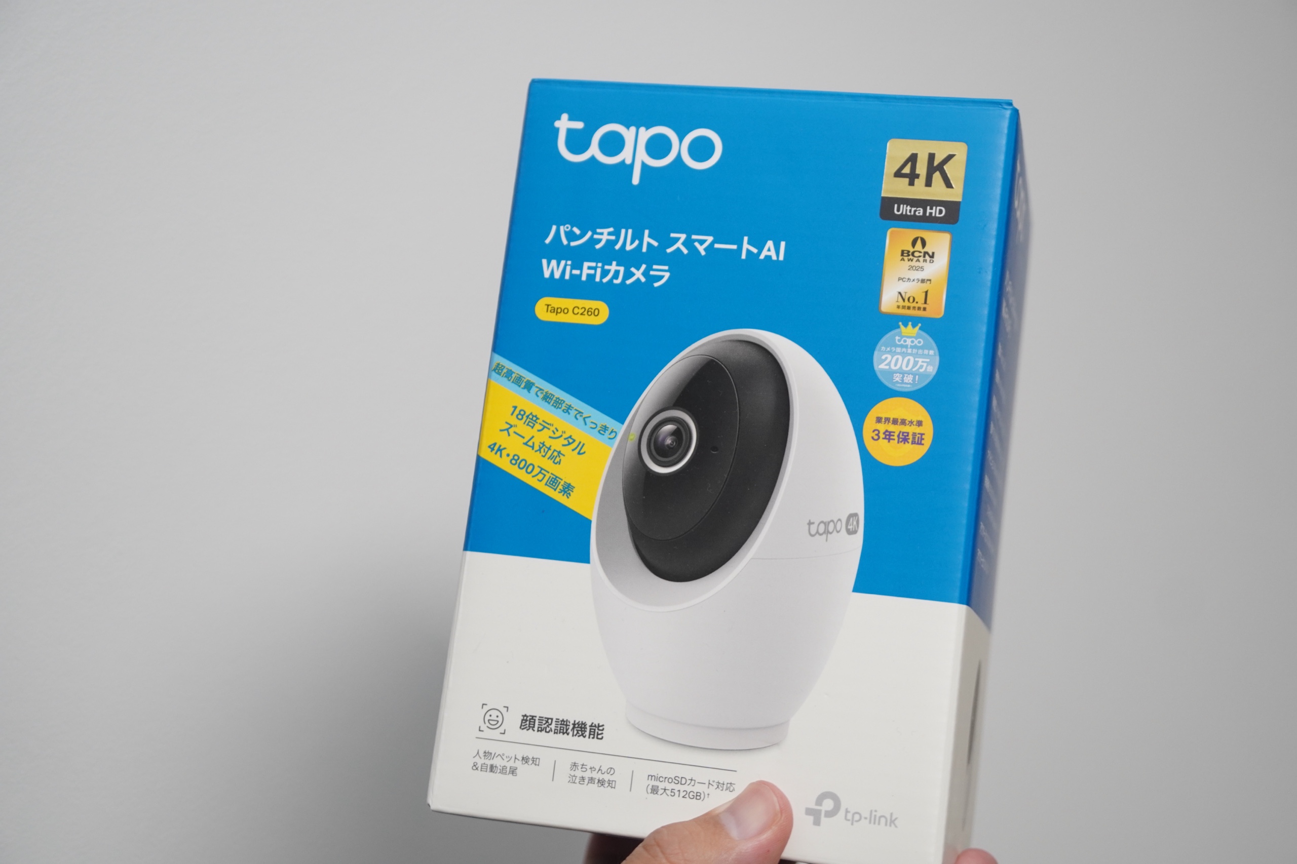 Tapo C260のパッケージ表面。ブルーの箱に本体写真と「パンチルト スマートAI Wi-Fiカメラ」「4K Ultra HD」の表記、3年保証のマークが入っている