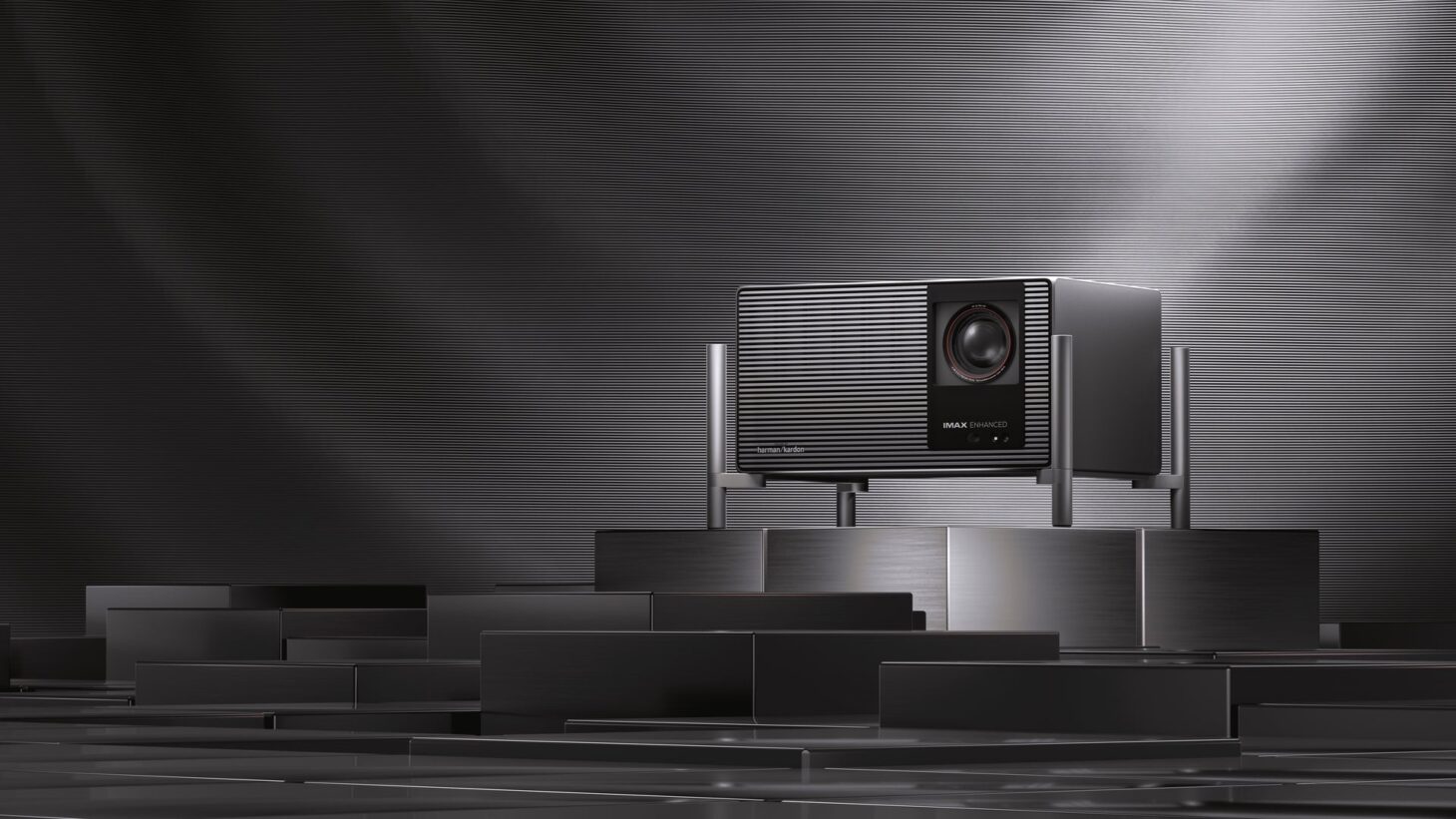 XGIMIの4Kホームプロジェクター「TITAN Noir Max」の本体イメージ。ブラックの筐体に専用スタンドを組み合わせたフラッグシップモデル。