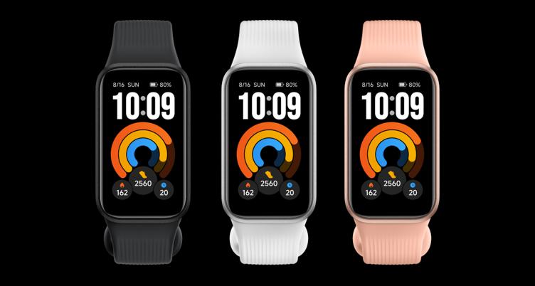 Xiaomi Smart Band 11 Activeのブラック、ホワイト、ピンクの3色を正面から並べた製品画像。1.47インチの縦長ディスプレイに時刻とアクティビティリングが表示されている