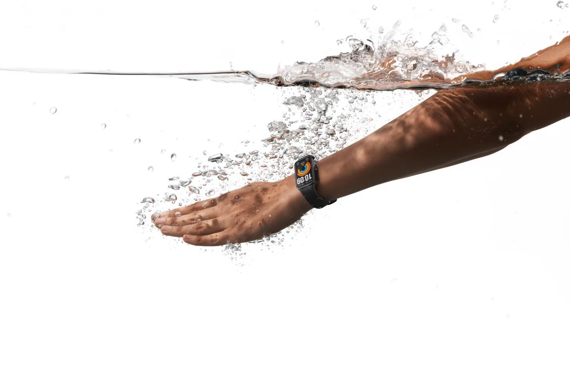 水面に入る泳者の腕にXiaomi Smart Band 11 Activeが装着され、水しぶきが上がっている使用イメージ