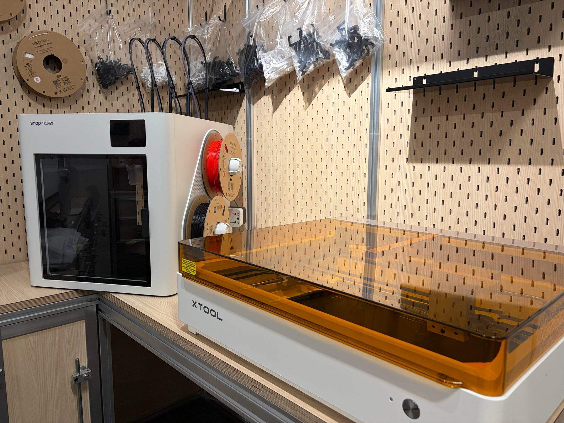 &count（エンカウント）に展示されたSnapmakerの3DプリンターとxToolのレーザー加工機。