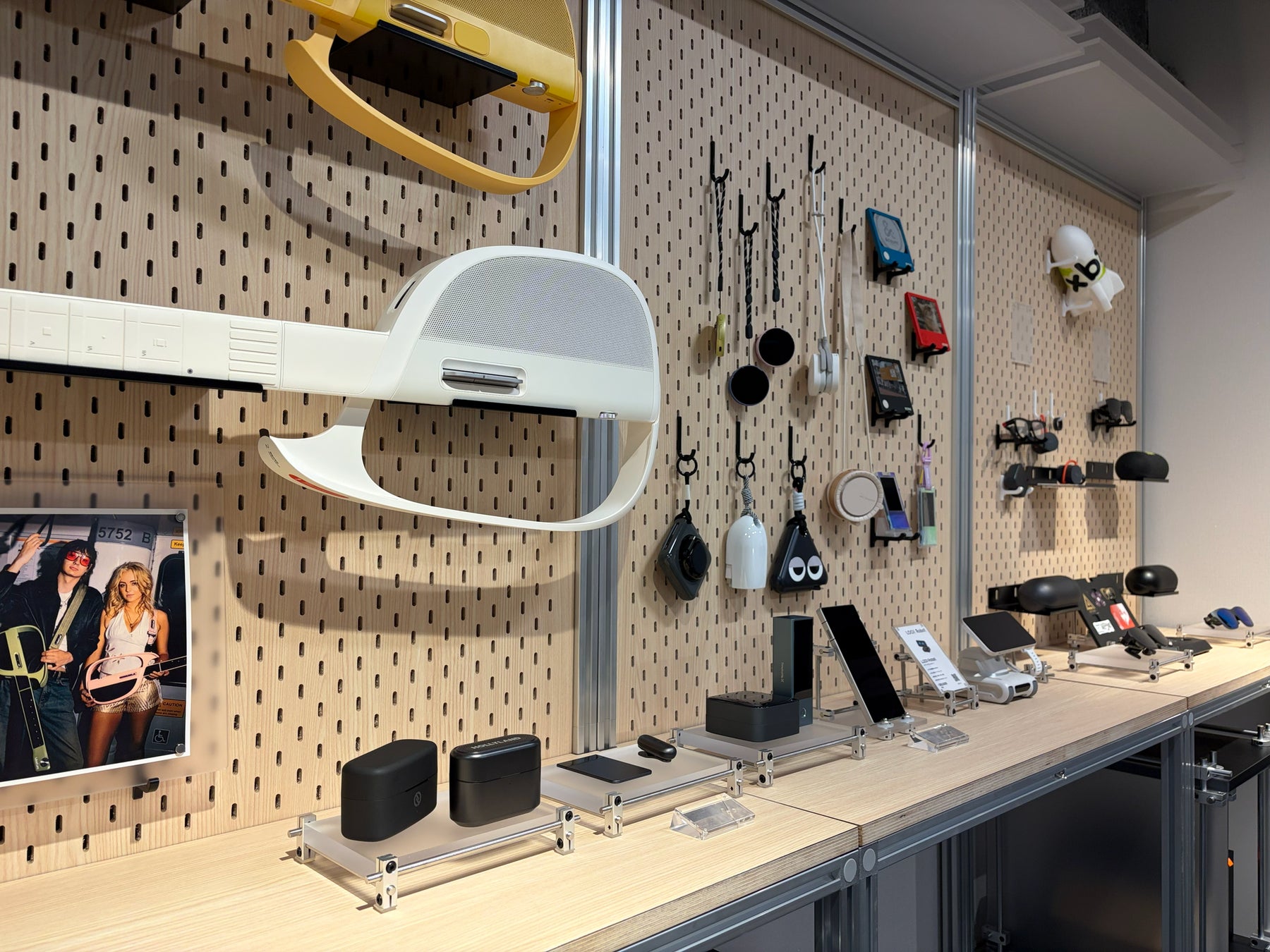 &count（エンカウント）店内のペグボード壁面。ギター型の音楽ガジェットやイヤホン、小型デバイスが並べて展示されている。