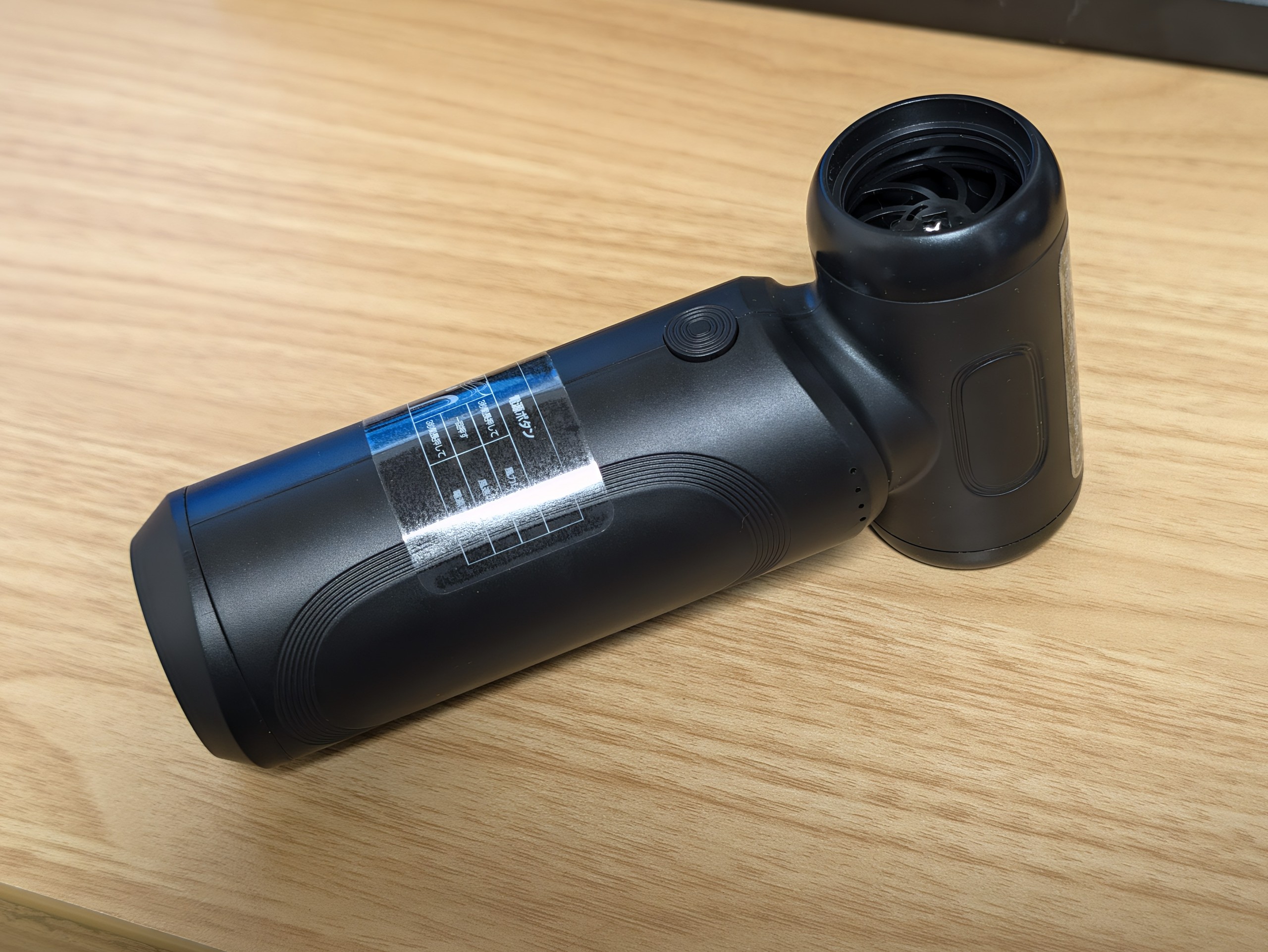 ノズルを外した Ciniffo エアダスター W09 の送風口と、本体側面の電源ボタン
