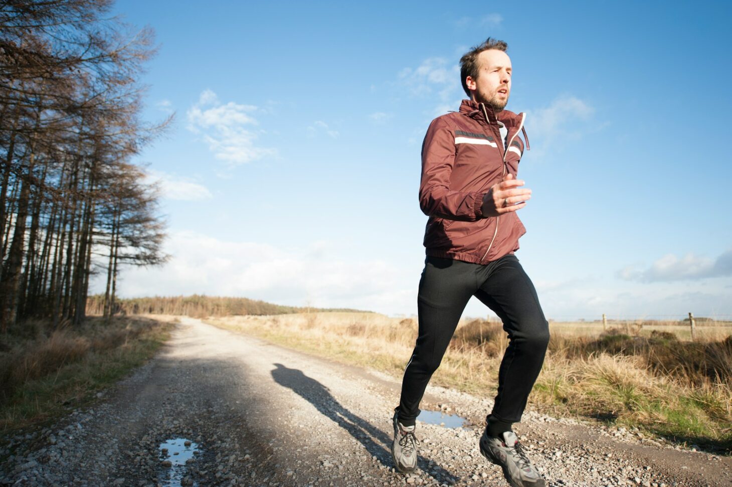 未舗装の道を屋外でジョギングする男性。スマートウォッチのフィットネス年齢やVO2 maxを扱う記事のイメージ
