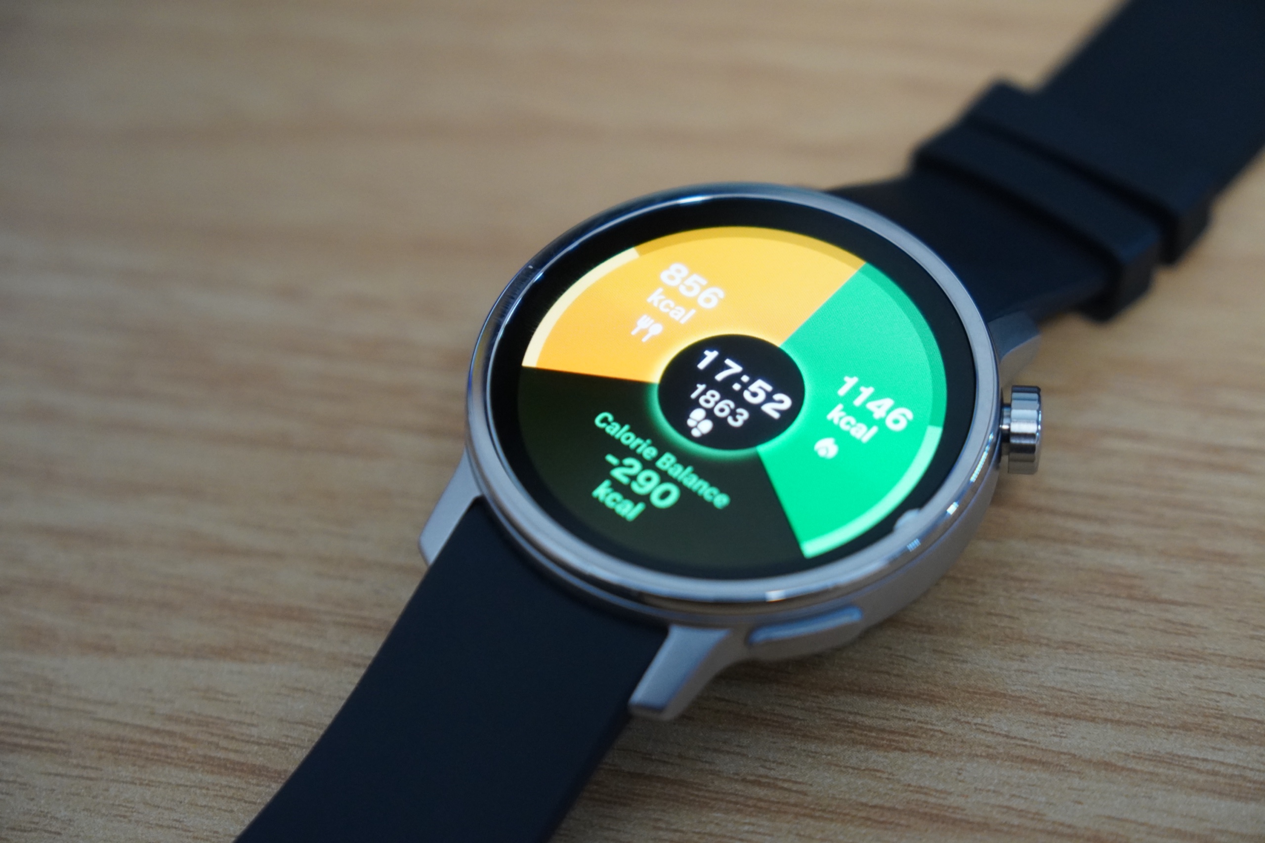 机上に置かれたシャープ「からだメイト Watch」。ウォッチフェイスに摂取カロリー、消費カロリー1146kcal、収支マイナス290kcal、歩数1863歩が並んで表示されている