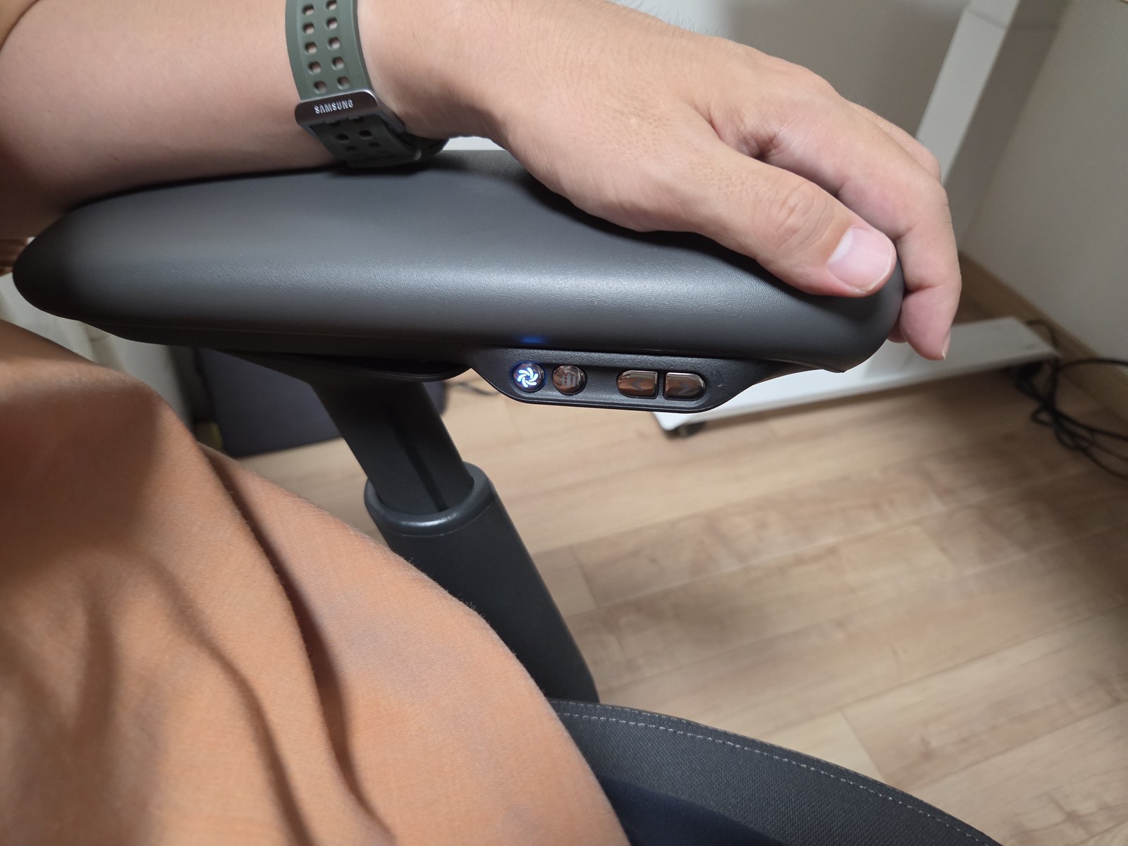 LiberNovo Omni Proのアームレスト内側にある4つの操作ボタン。左からAirFlow(青く点灯)、マッサージ、ランバー奥へ、ランバー前へ