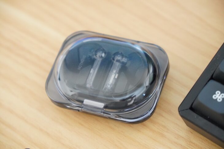 Nothing Ear (3a) の充電ケースをキーボードの横のデスクに置いた様子