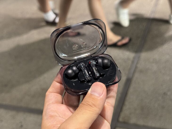 Nothing Ear (3a) の充電ケースを屋外で開けて手に持ったところ