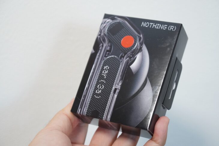 Nothing Ear (3a) のパッケージ。黒地にNothing特有のドットフォントでモデル名だけが置かれている