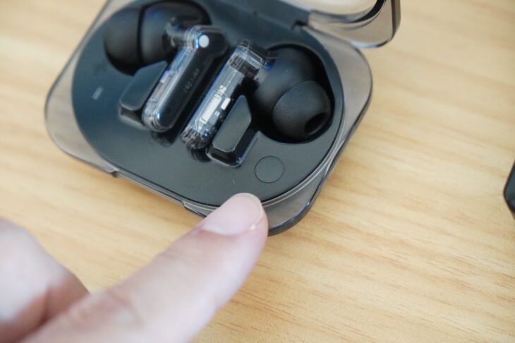 Nothing Ear (3a) の充電ケース内側にある控えめなペアリングボタンを指で示したところ