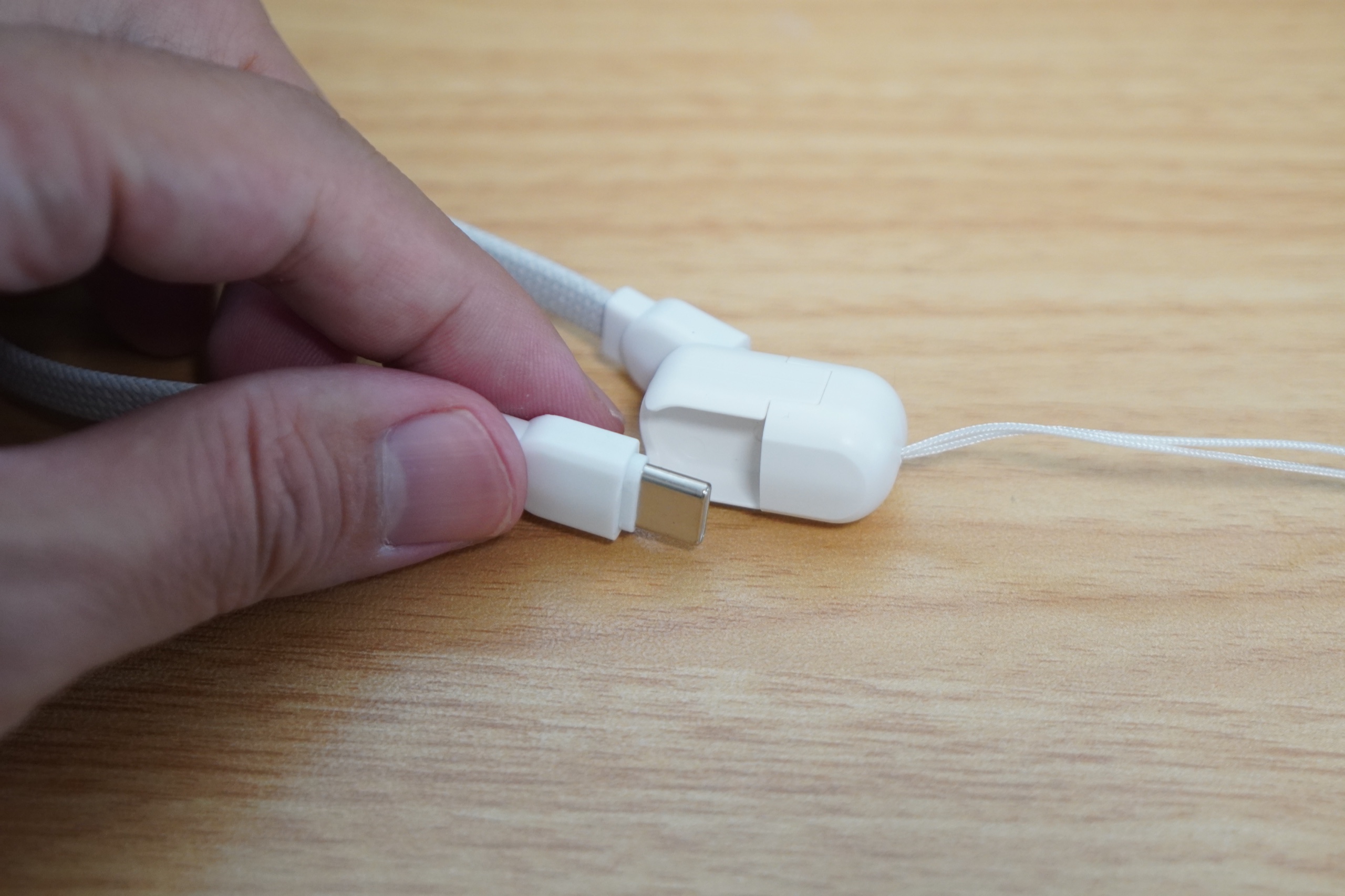 ホルダーを開いてストラップからUSB-C端子を取り出すところ