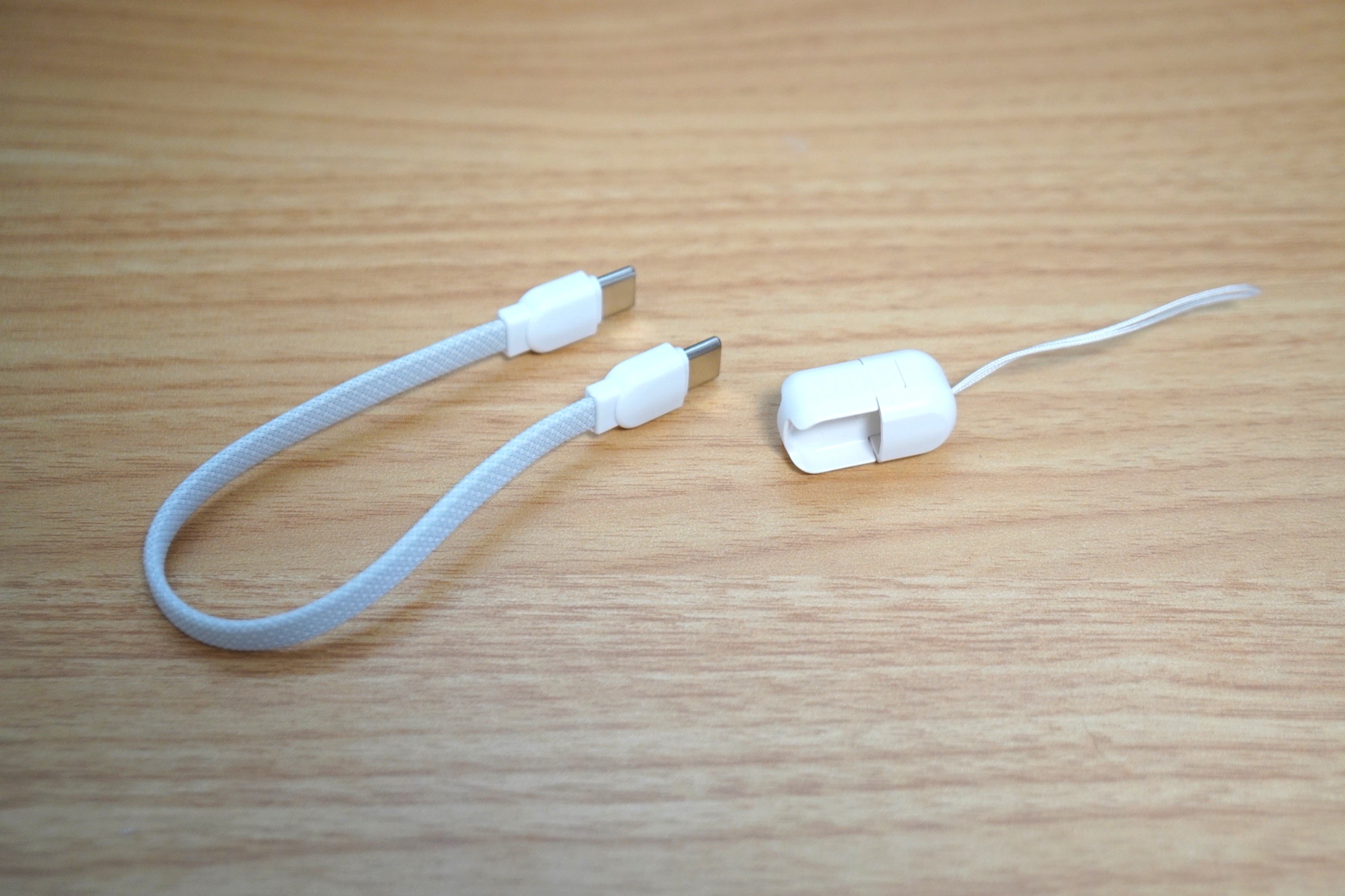 ストラップをほどいて分離した約20cmの付属USB-Cケーブルとホルダー