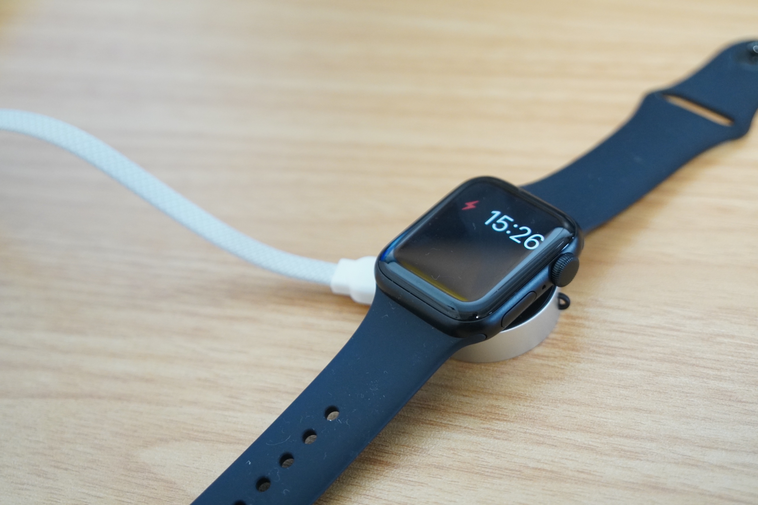 付属の20cm USB-CケーブルでApple Watch SE 3を充電しているところ
