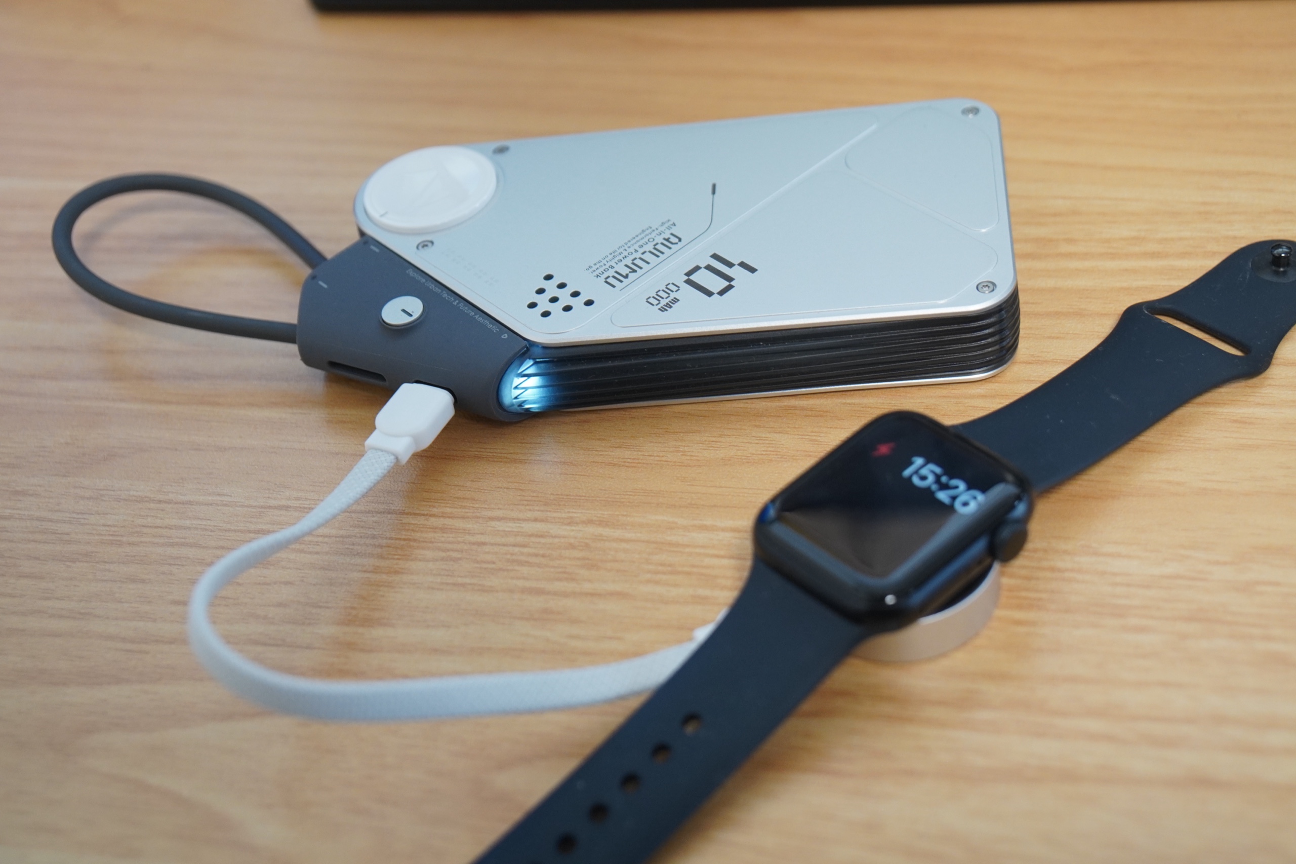 モバイルバッテリーに接続してApple Watch SEを充電しているところ