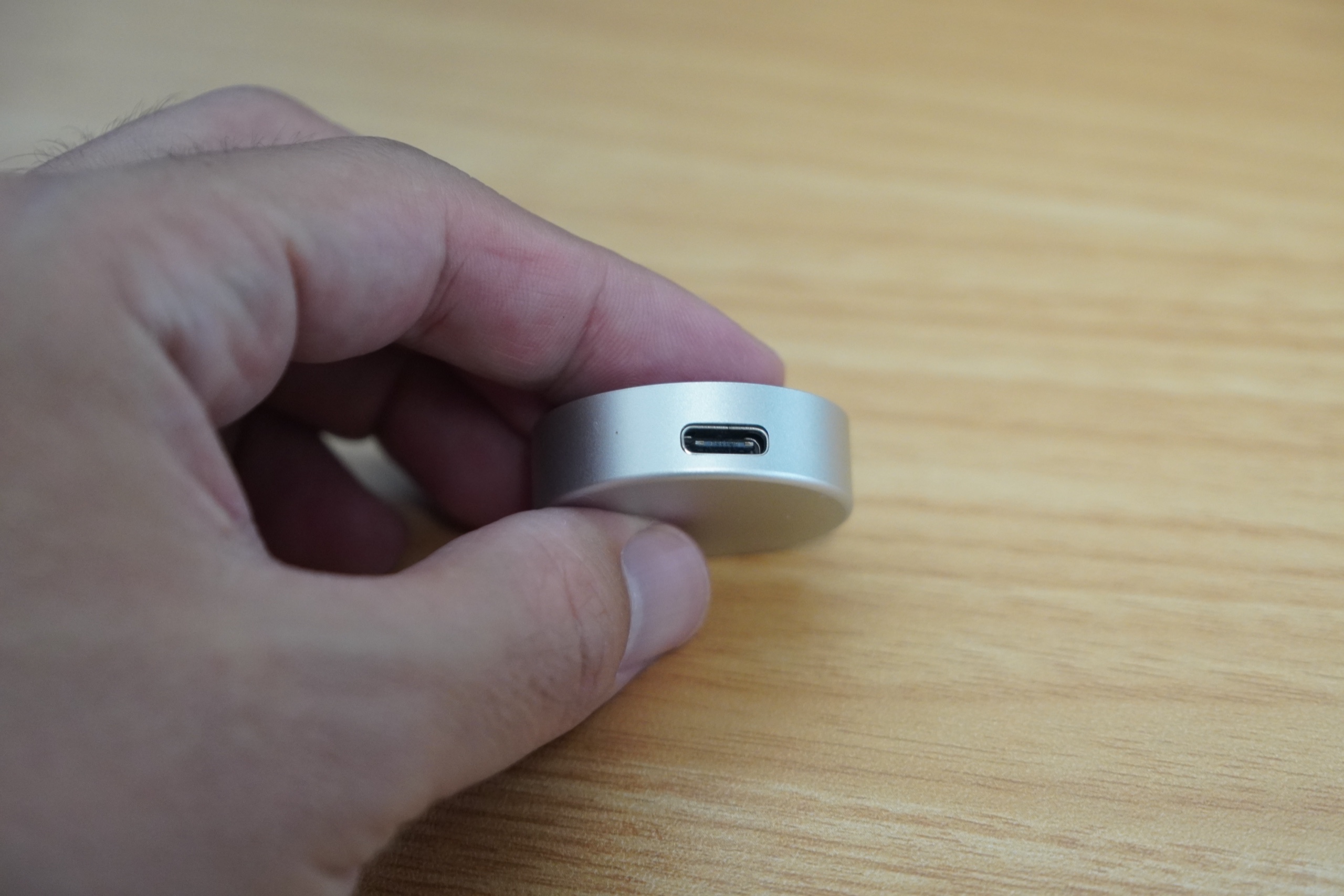 symoode充電器本体の側面にあるUSB-Cポートの接写
