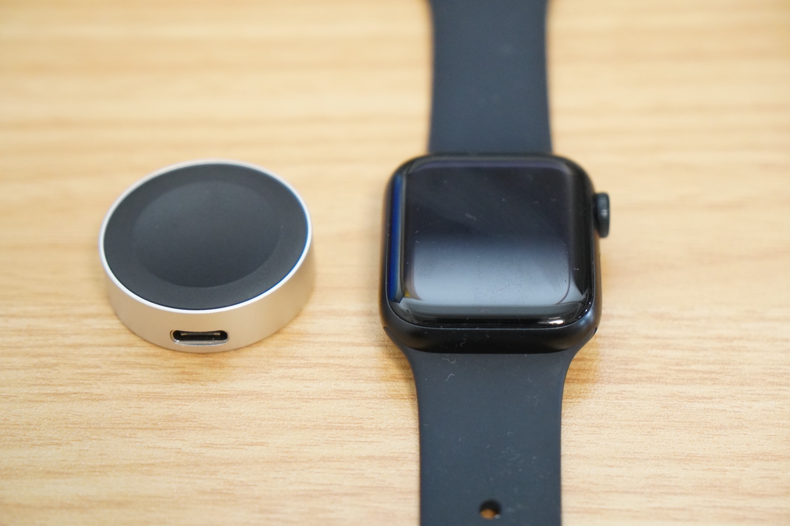 symoode充電器本体とApple Watch SE 3 40mmを並べたサイズ比較