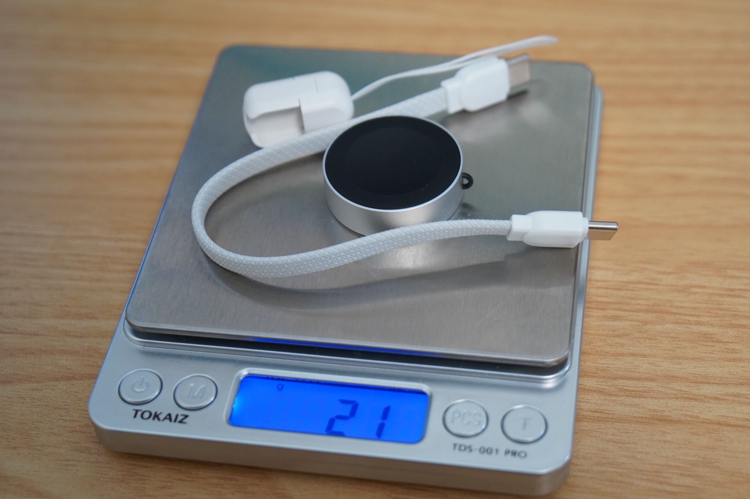 キッチンスケールでの重量実測。充電器本体とケーブルを合わせて21gの表示