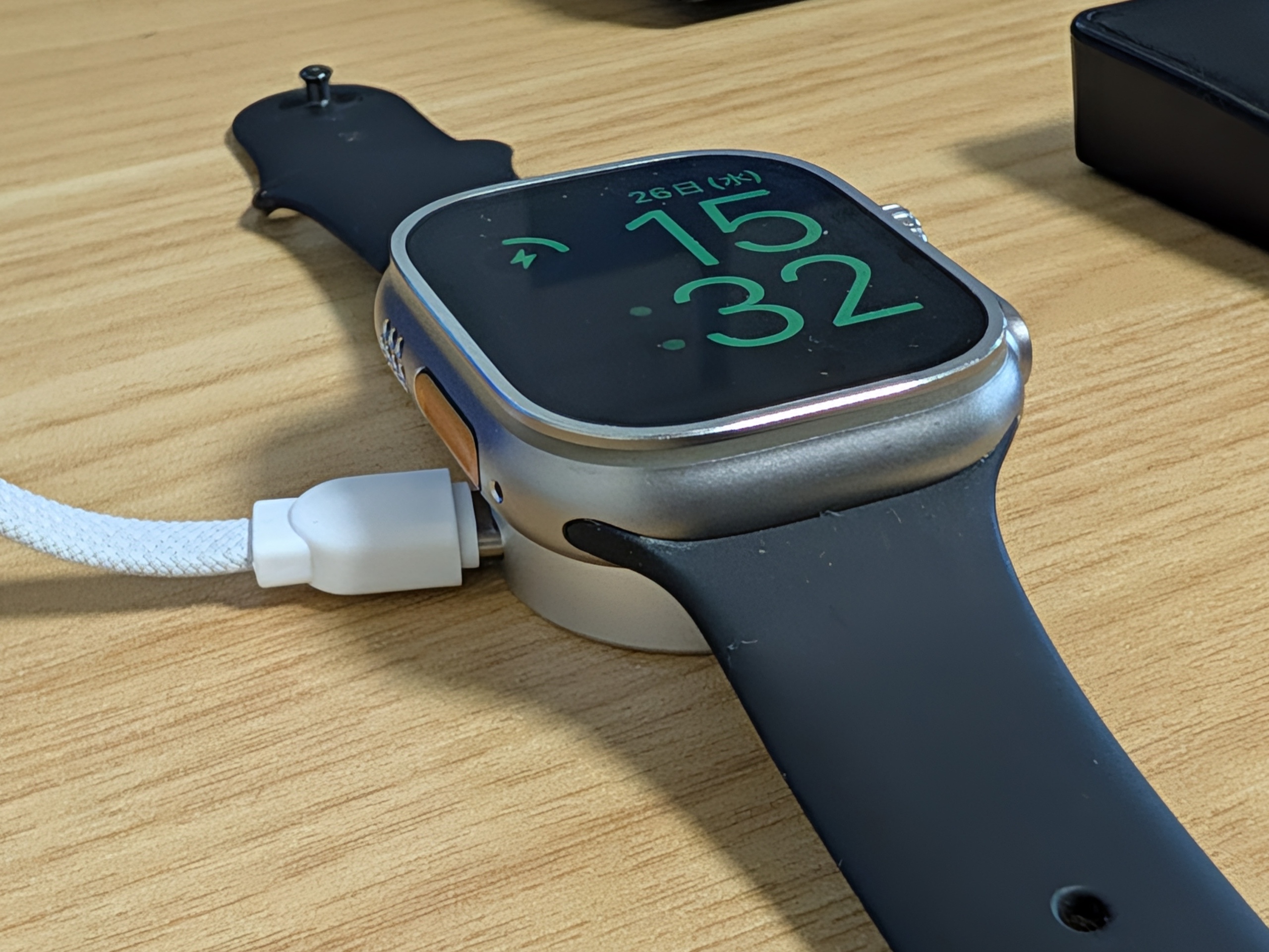付属の20cm USB-CケーブルでApple Watch Ultra（初代）を充電しているところ。画面に充電マークが点灯
