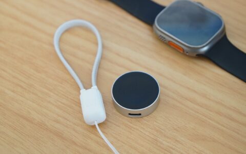 【実機レビュー】軽さと小ささがヤバい！ ケーブル込みで21gのApple Watch充電器｜symoode 2in1分離式はSE 3を30分で4割充電できた