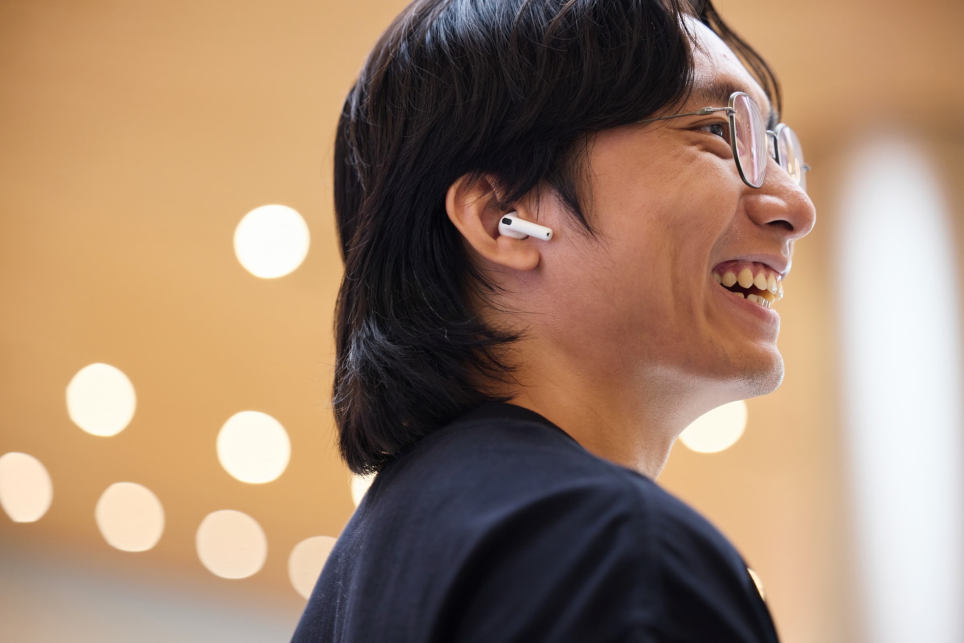 Apple Jing’anでAirPods 5を試している来店客。