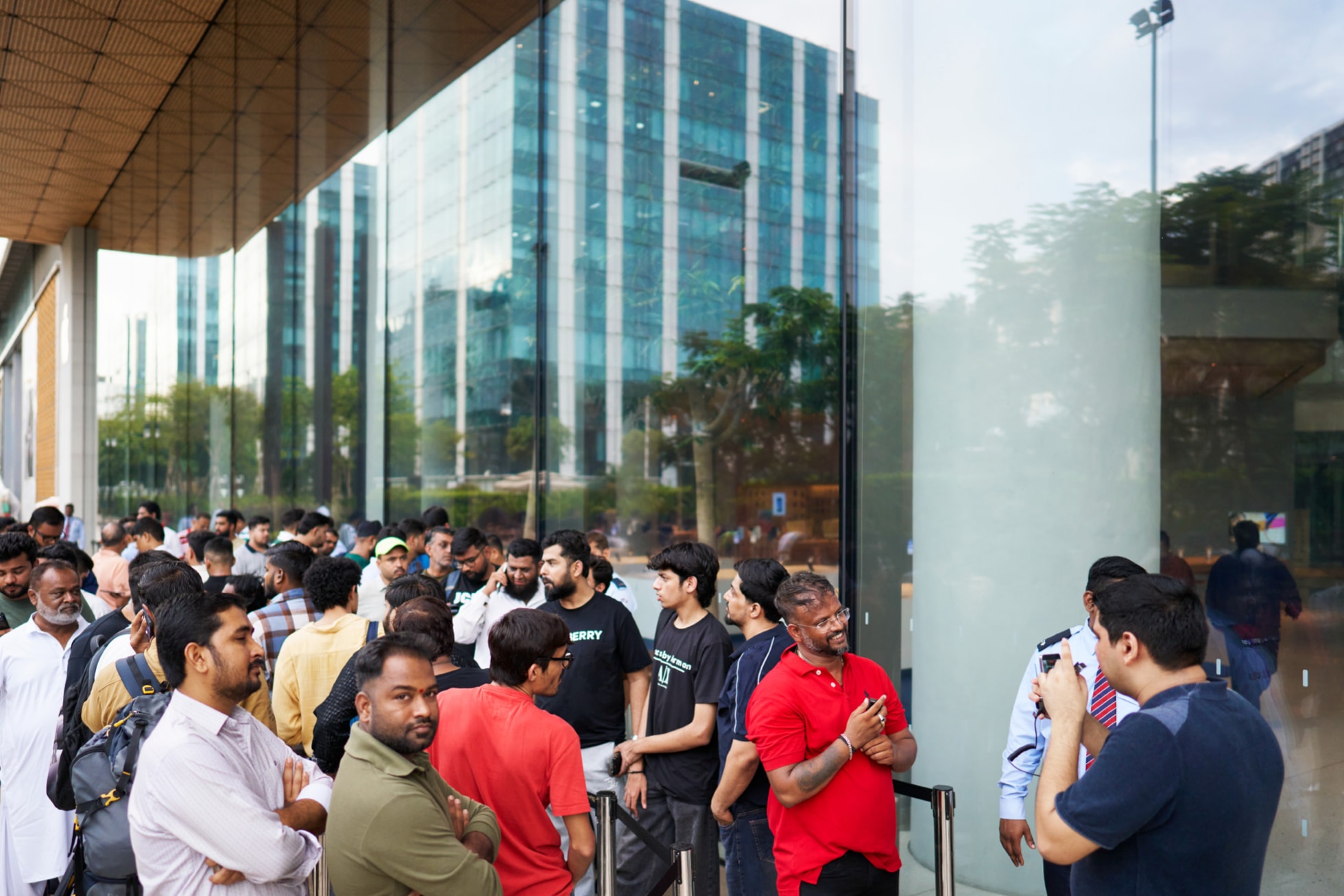 ムンバイのApple BKCの外で、発売を待って並んでいる来店客。